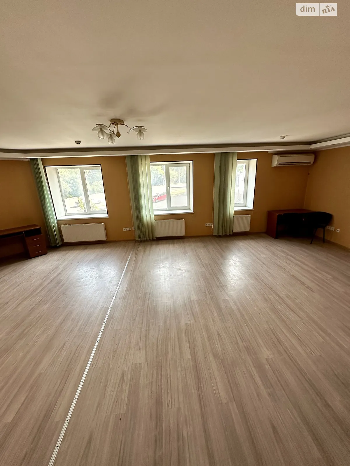 Сдается в аренду офис 155 кв. м в бизнес-центре, цена: 750 $ - фото 1