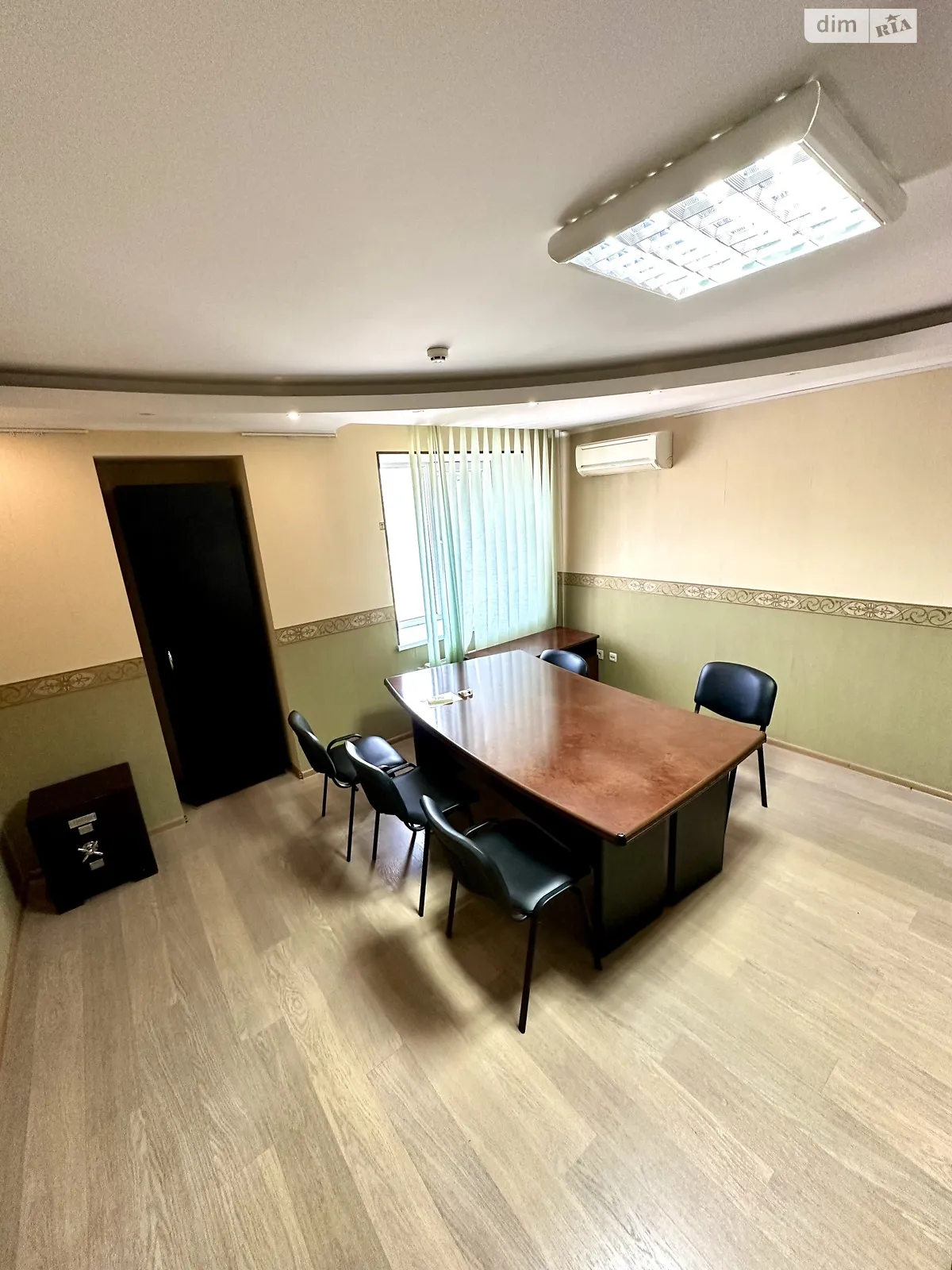 Продается офис 155 кв. м в бизнес-центре, цена: 135000 $ - фото 1