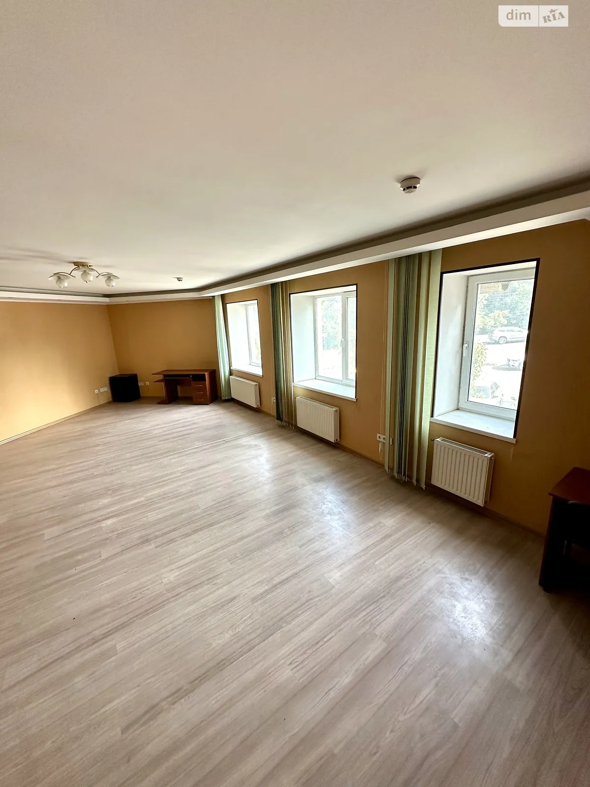 Продается офис 155 кв. м в бизнес-центре, цена: 135000 $ - фото 1