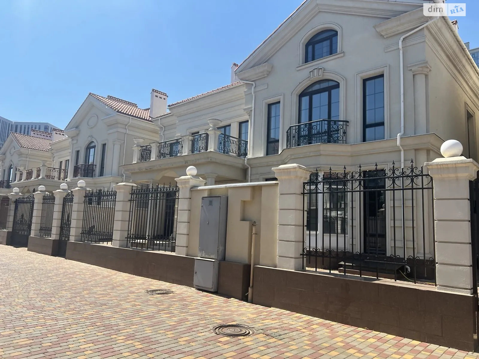 Продается дом на 3 этажа 880 кв. м с балконом, цена: 4800000 $ - фото 1