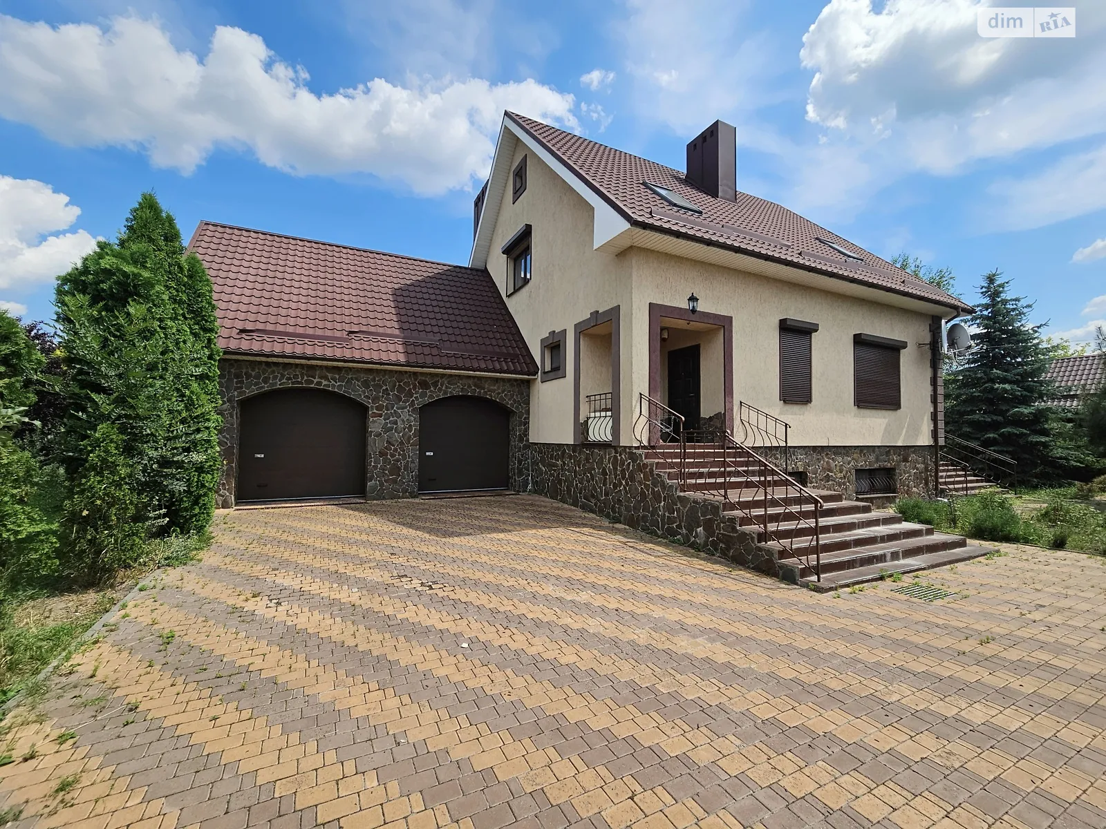 Сдается в аренду дом на 3 этажа 250 кв. м с подвалом, цена: 800 € - фото 1