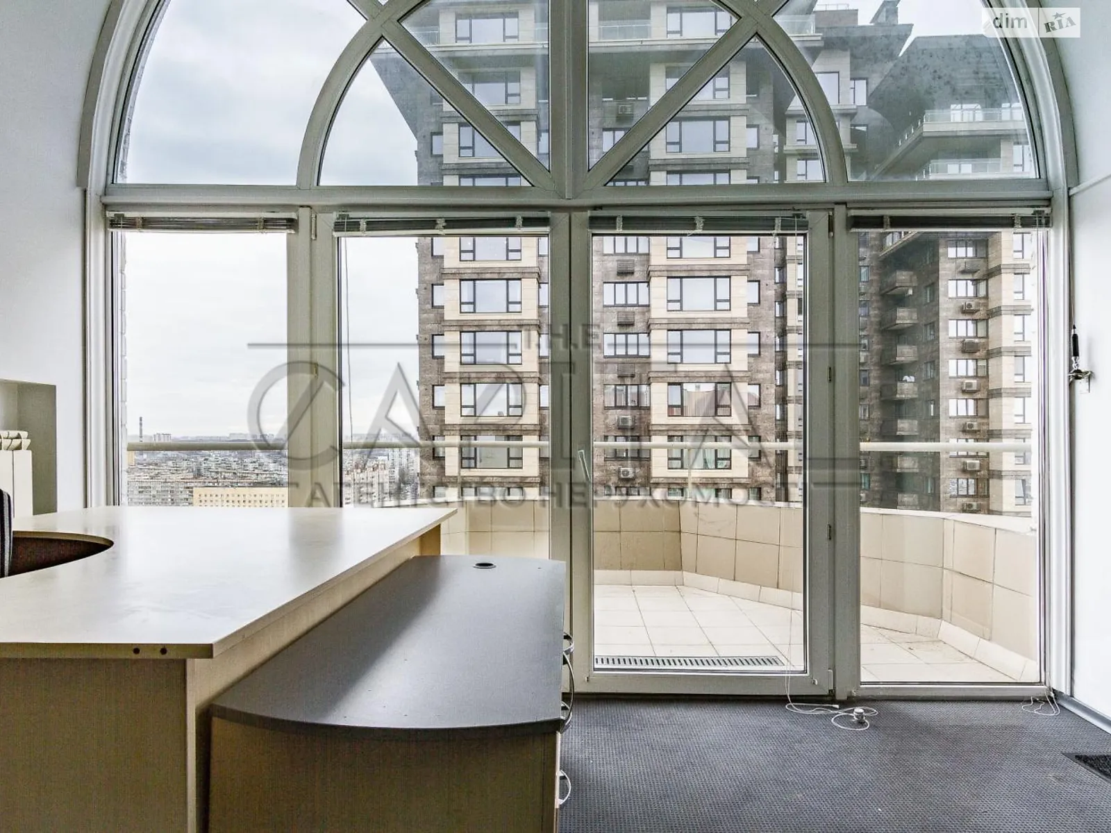Сдается в аренду офис 180 кв. м в бизнес-центре, цена: 2100 $ - фото 1