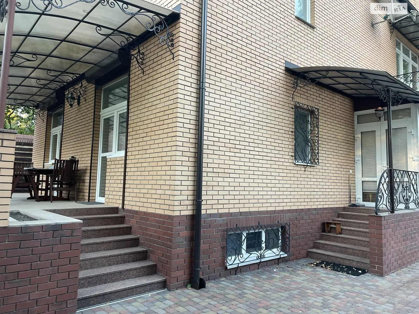 Сдается в аренду дом на 3 этажа 312.8 кв. м с подвалом, цена: 2000 $ - фото 1
