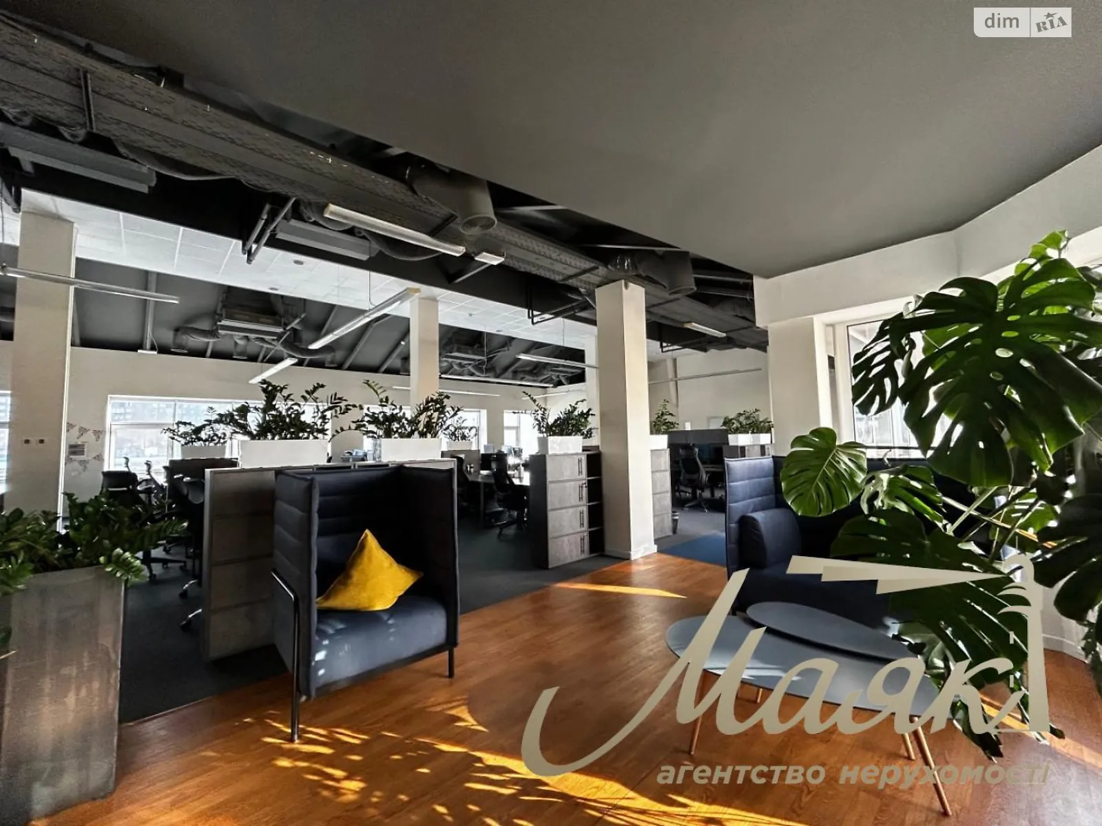 Сдается в аренду офис 813 кв. м в бизнес-центре, цена: 22656 $ - фото 1