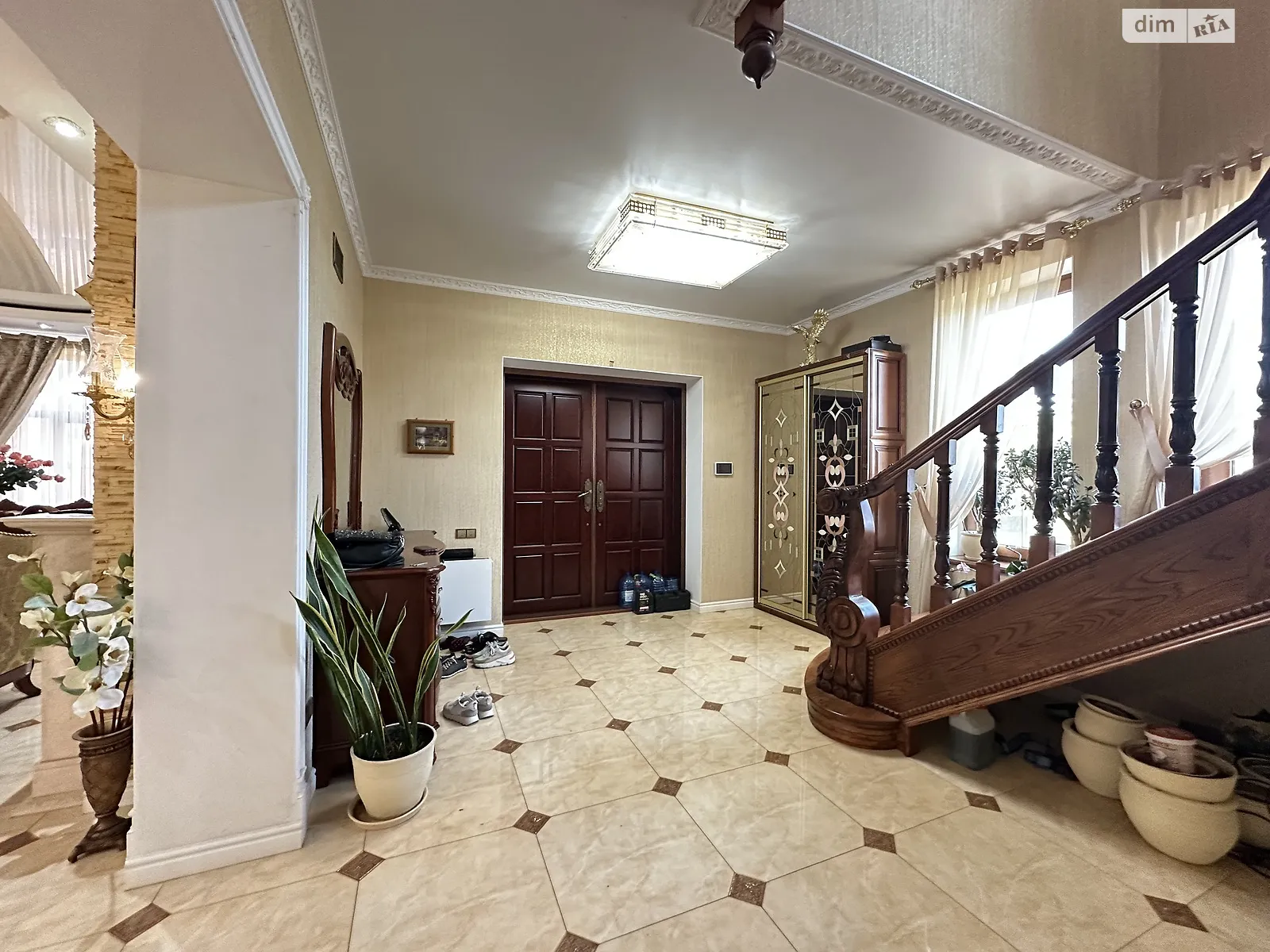 Продается дом на 2 этажа 330 кв. м с балконом, цена: 260000 $ - фото 1