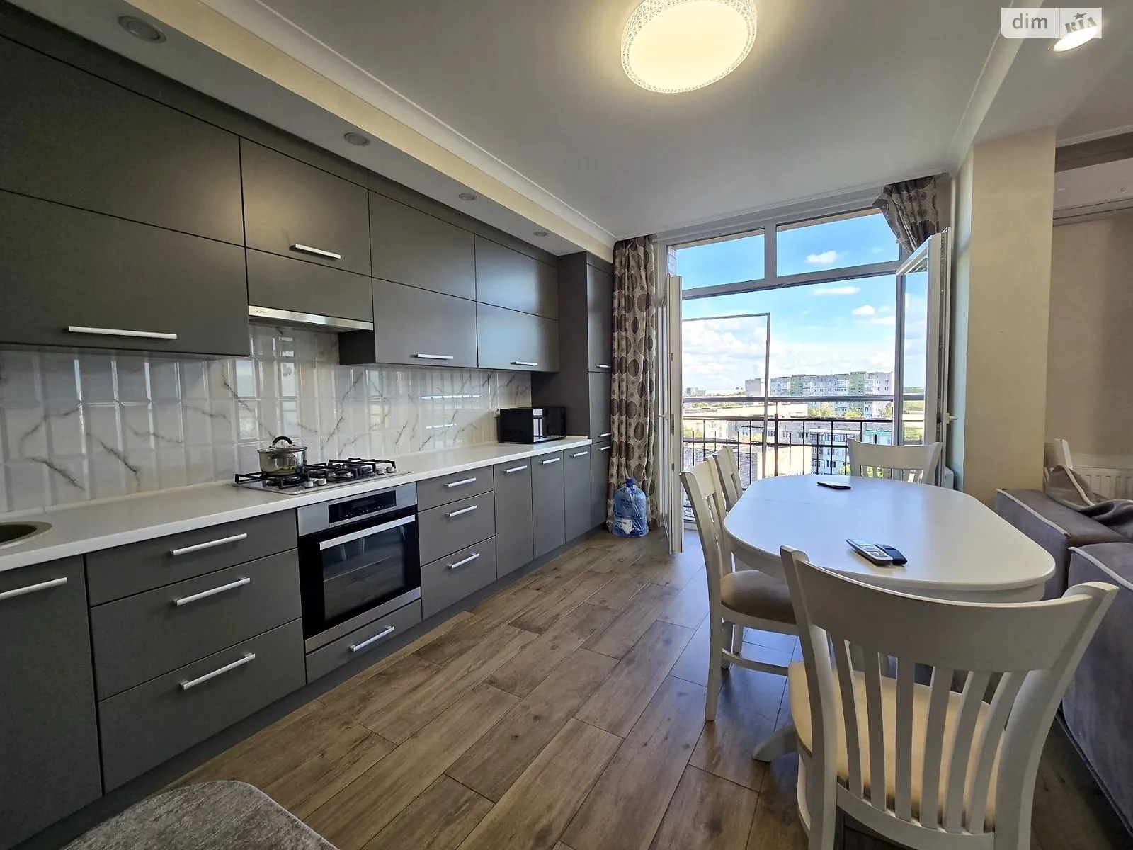 Продается 3-комнатная квартира 96.5 кв. м в Черновцах - фото 1