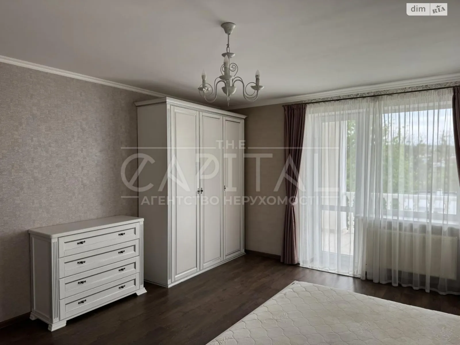 Сдается в аренду дом на 3 этажа 310 кв. м с балконом, цена: 1350 $ - фото 1