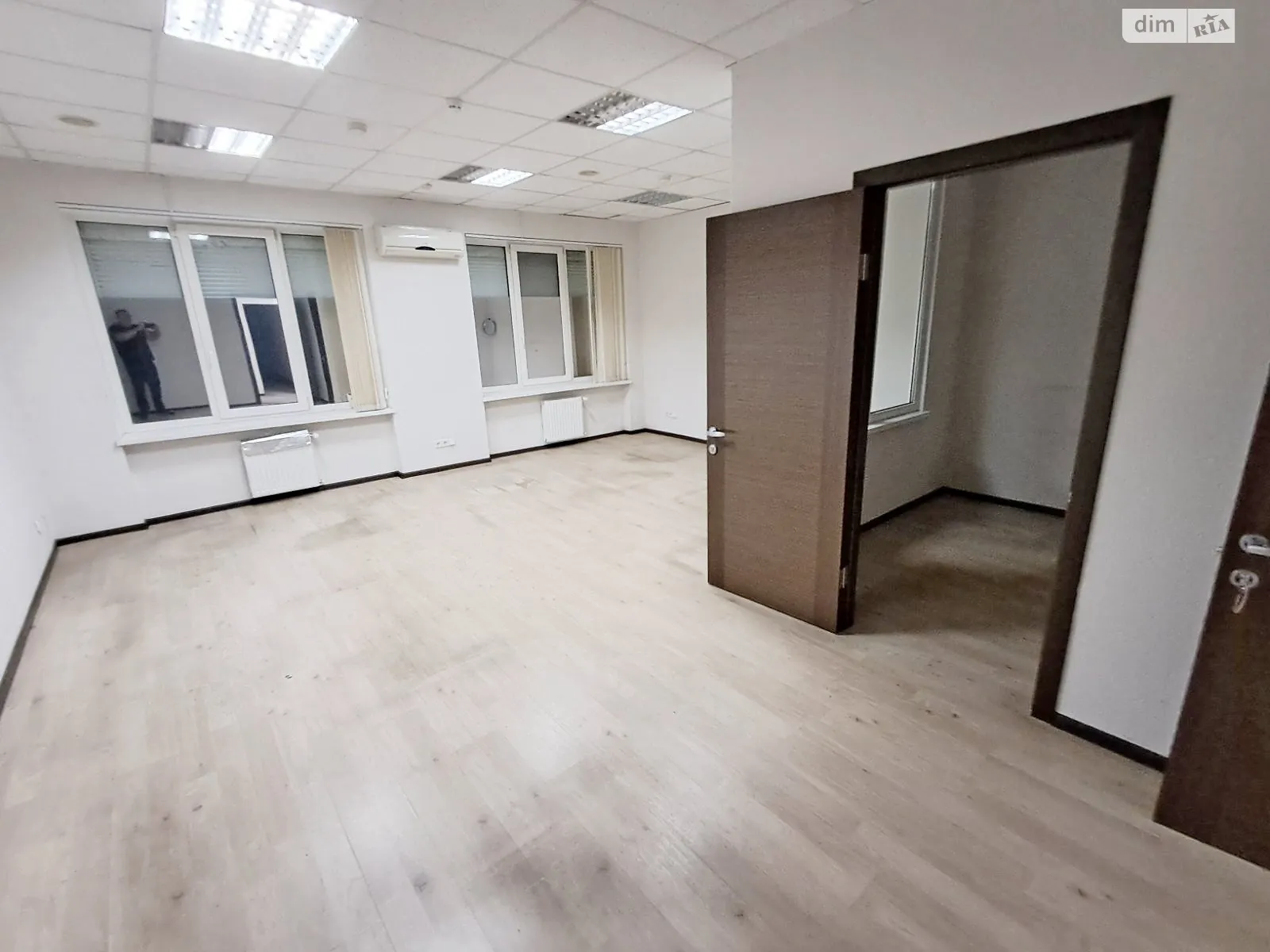Сдается в аренду офис 47.5 кв. м в бизнес-центре, цена: 12020 грн - фото 1