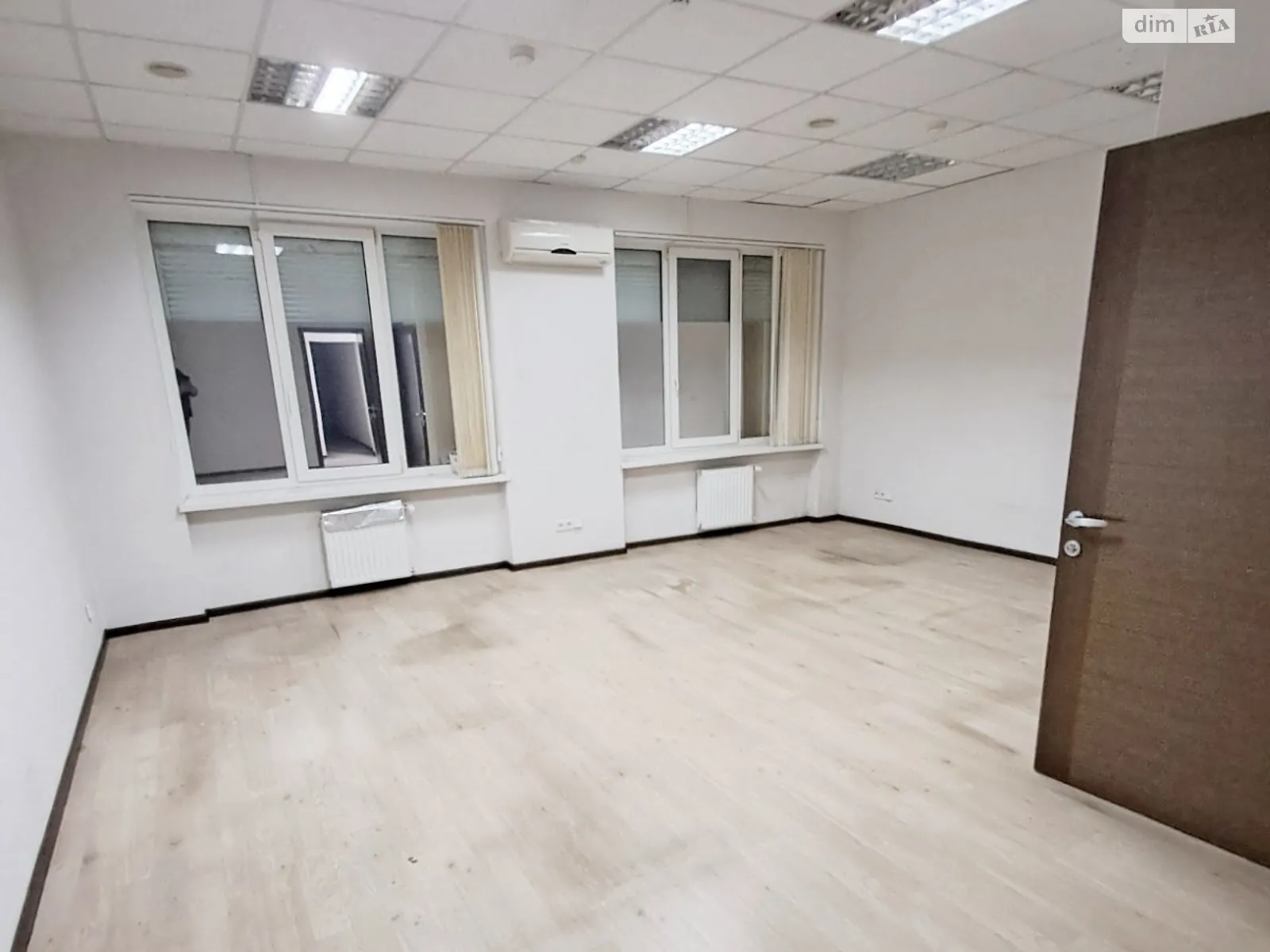 Сдается в аренду офис 47.5 кв. м в бизнес-центре, цена: 11020 грн - фото 1