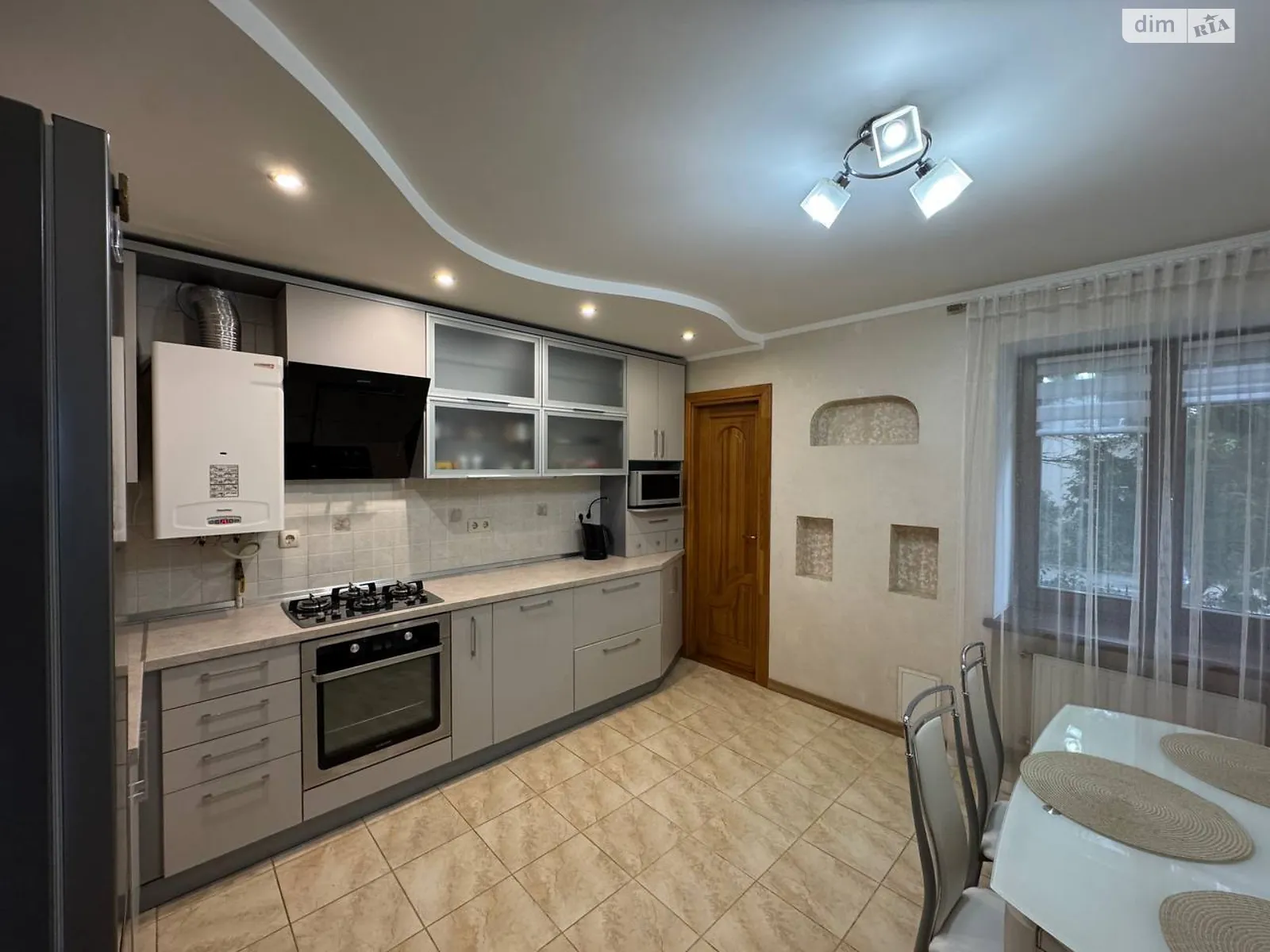 Сдается в аренду 3-комнатная квартира 140 кв. м в Ровно, ул. Героев полиции(Пушкина), 26А - фото 1