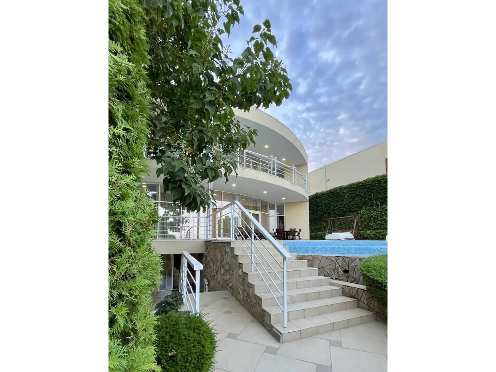 Продается дом на 3 этажа 630 кв. м с камином, цена: 3500000 $ - фото 1