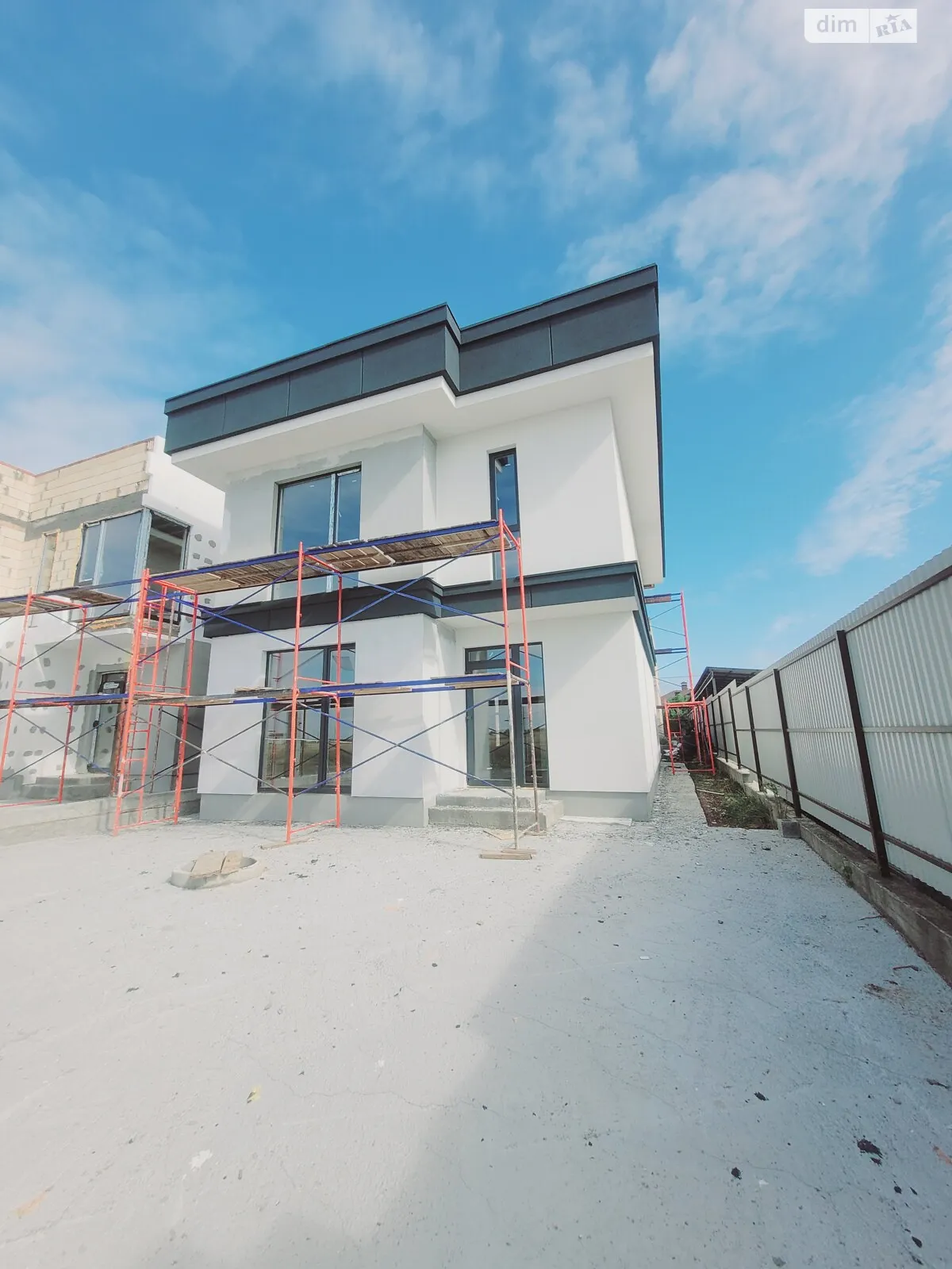 Продается дом на 2 этажа 145 кв. м с верандой, цена: 135000 $ - фото 1