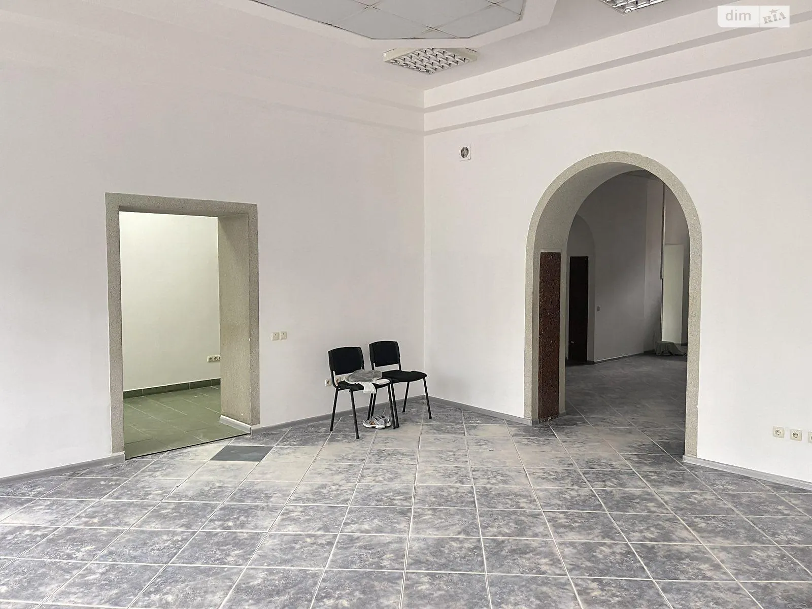 Сдается в аренду офис 66 кв. м в бизнес-центре, цена: 59400 грн - фото 1