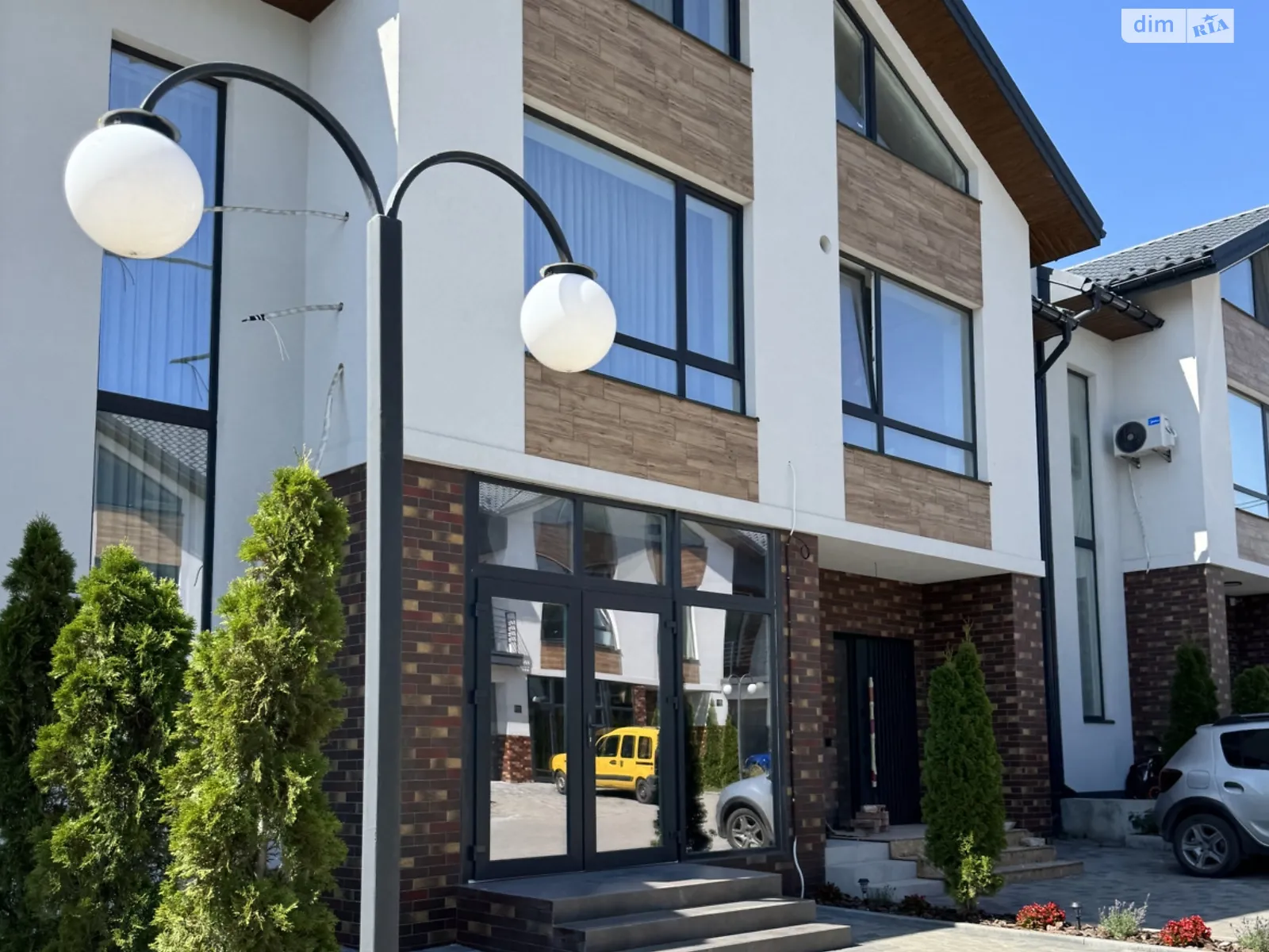 Продается дом на 3 этажа 210 кв. м с балконом, цена: 237000 $ - фото 1