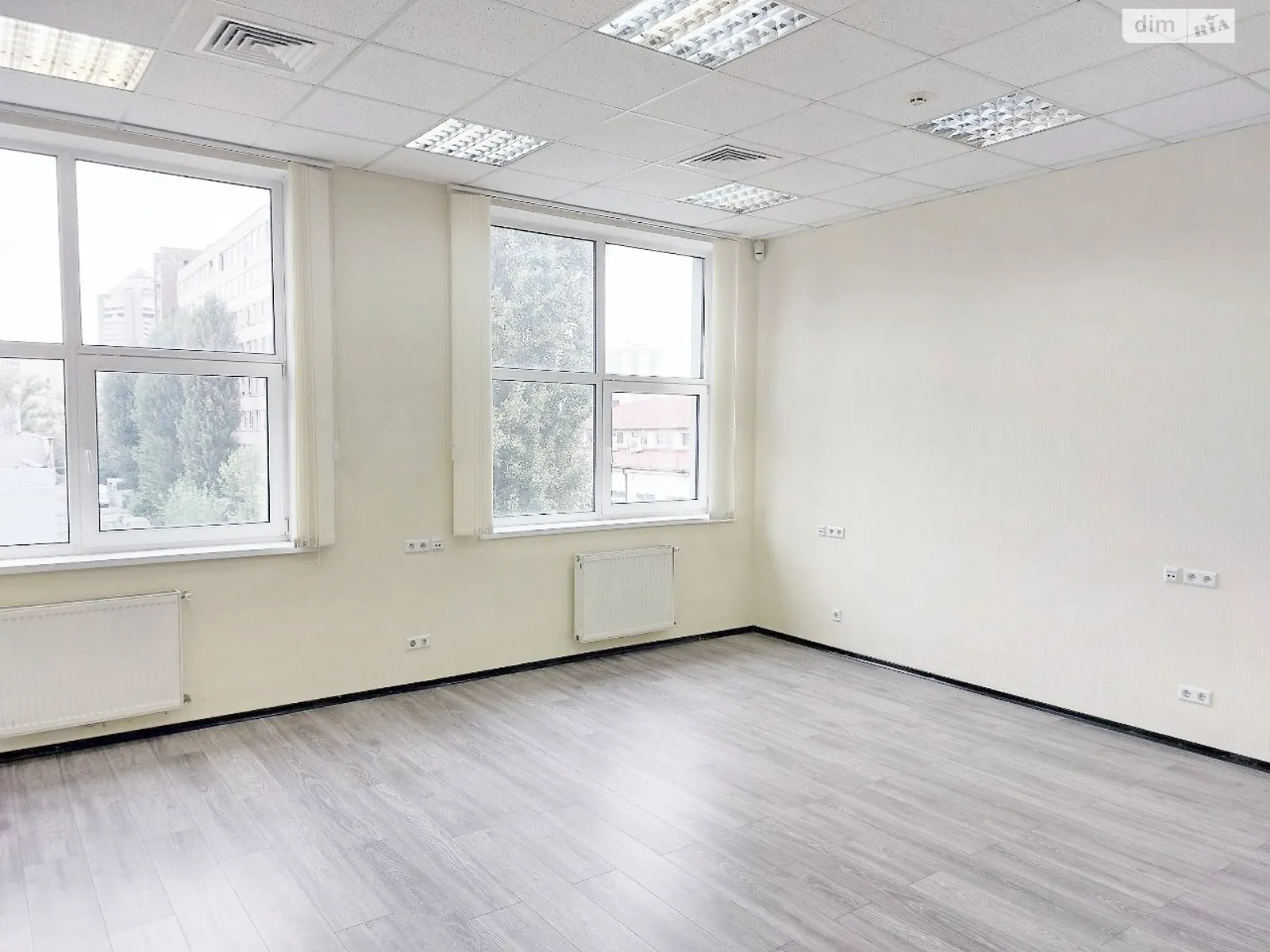 Сдается в аренду офис 45.9 кв. м в бизнес-центре, цена: 12010 грн - фото 1