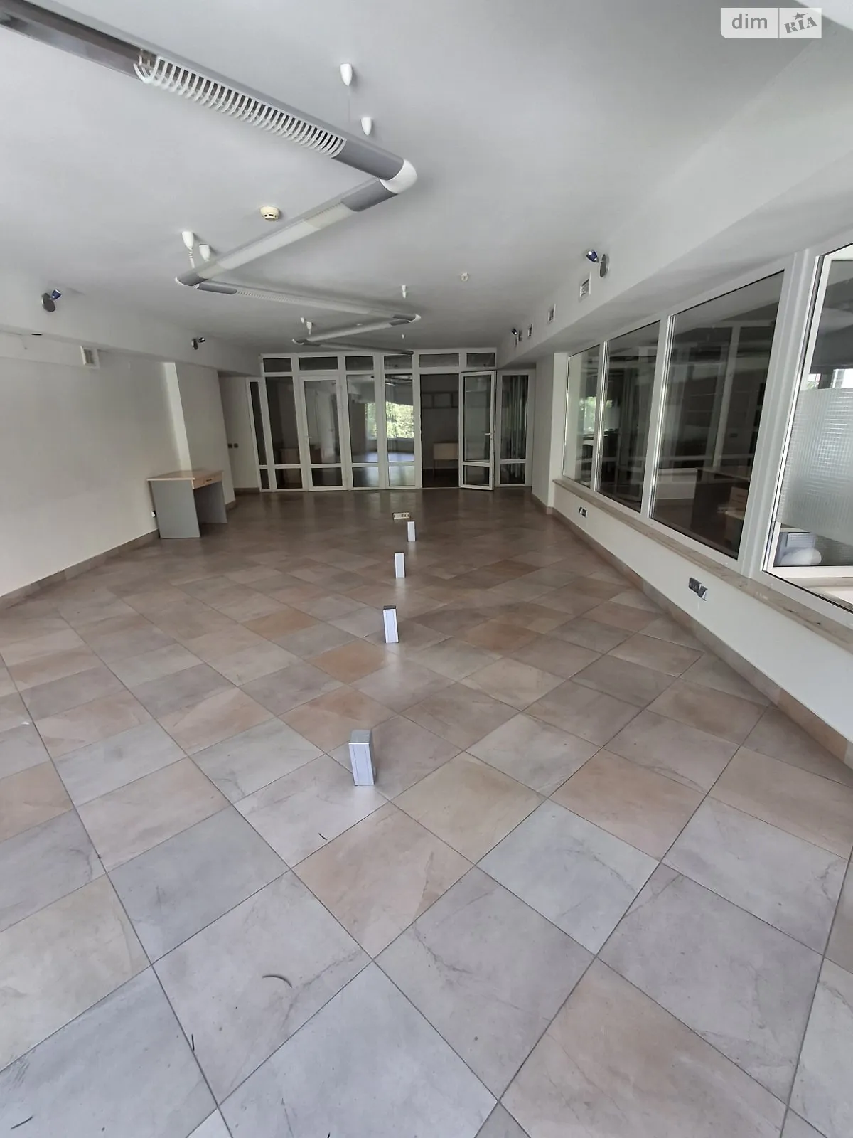 Здається в оренду офіс 200 кв. м в бізнес-центрі, цена: 1500 $ - фото 1