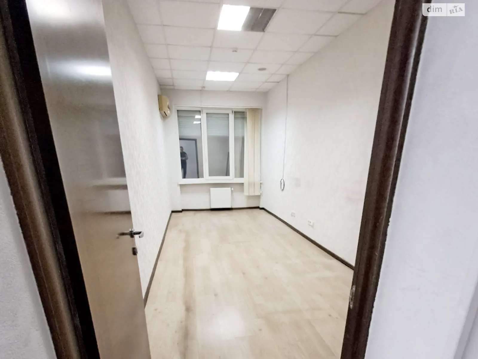 Сдается в аренду офис 20.6 кв. м в бизнес-центре, цена: 7000 грн - фото 1