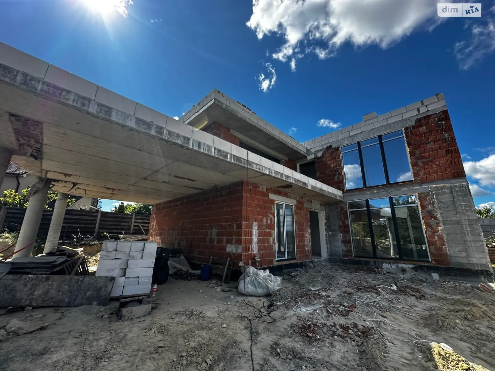 Продается дом на 2 этажа 180 кв. м с камином, цена: 280000 $ - фото 1