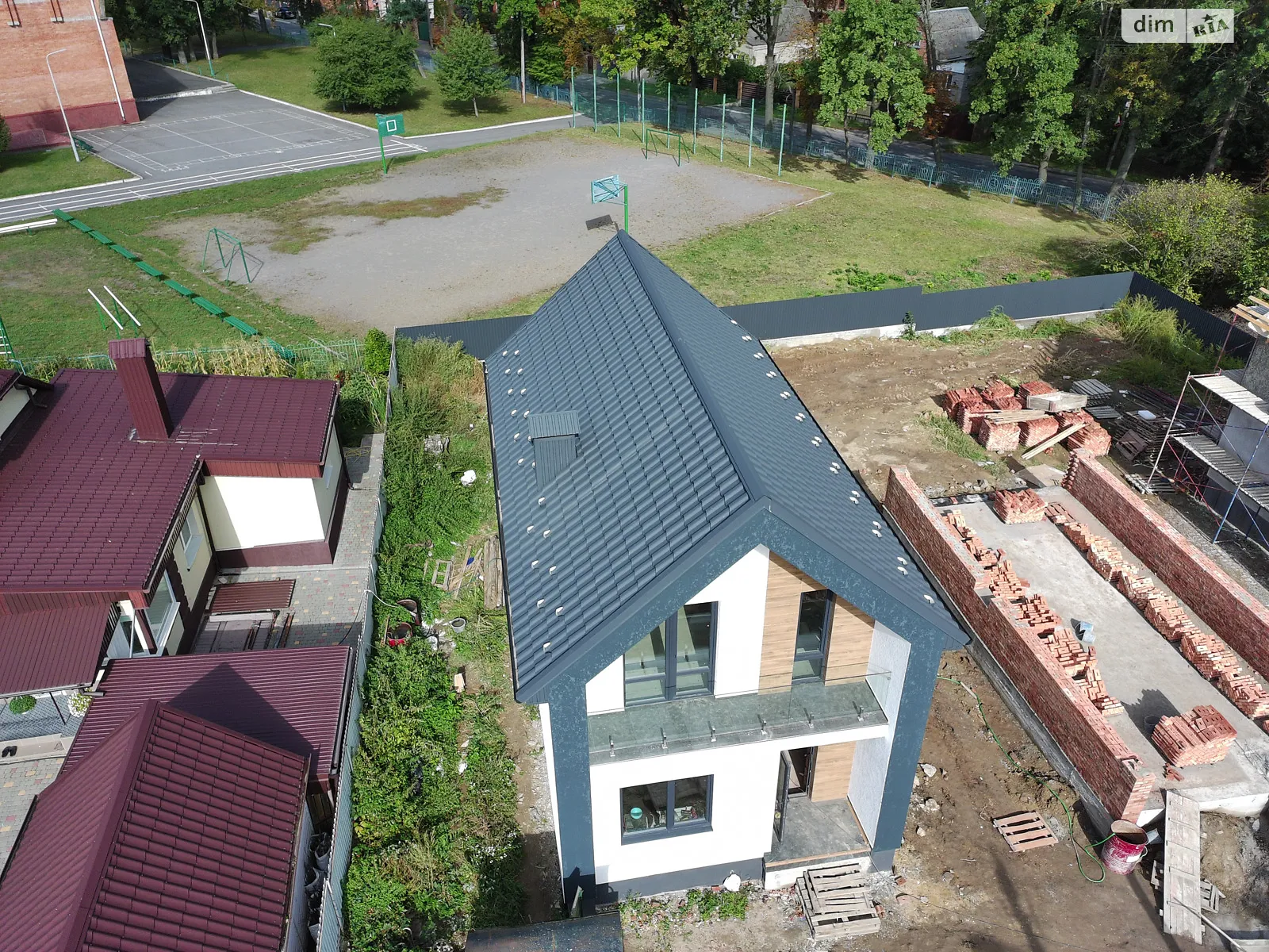 Продается дом на 2 этажа 98 кв. м с гаражом, цена: 98000 $ - фото 1
