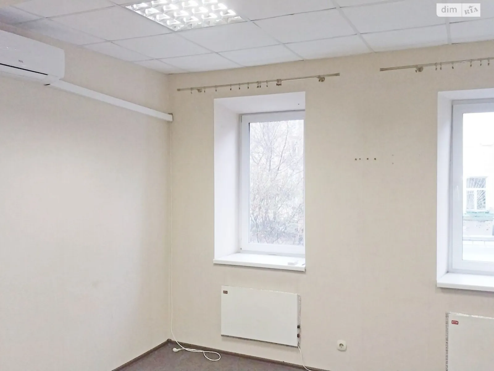 Сдается в аренду офис 27.25 кв. м в бизнес-центре, цена: 9610 грн - фото 1
