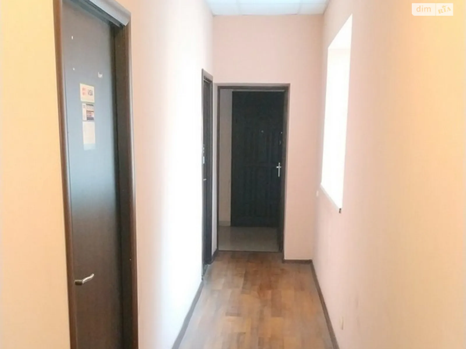 Сдается в аренду офис 27.25 кв. м в бизнес-центре, цена: 9630 грн - фото 1