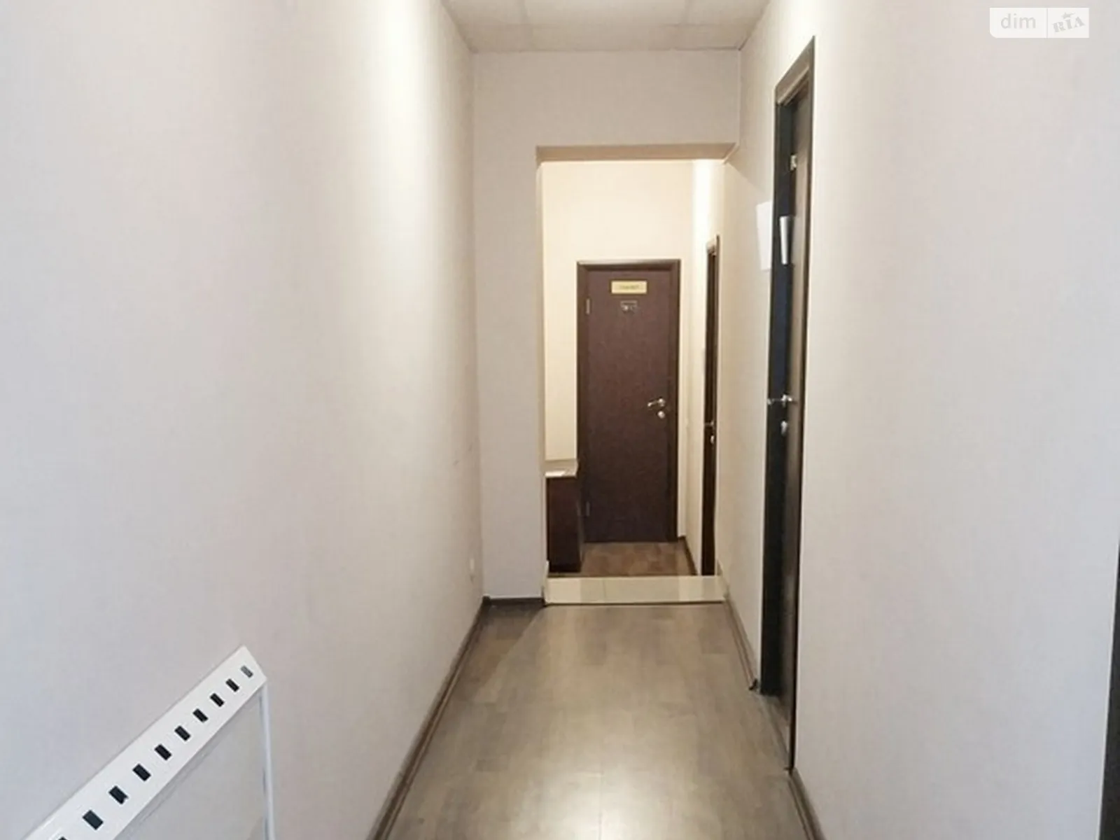 Сдается в аренду офис 27.25 кв. м в бизнес-центре, цена: 9640 грн - фото 1