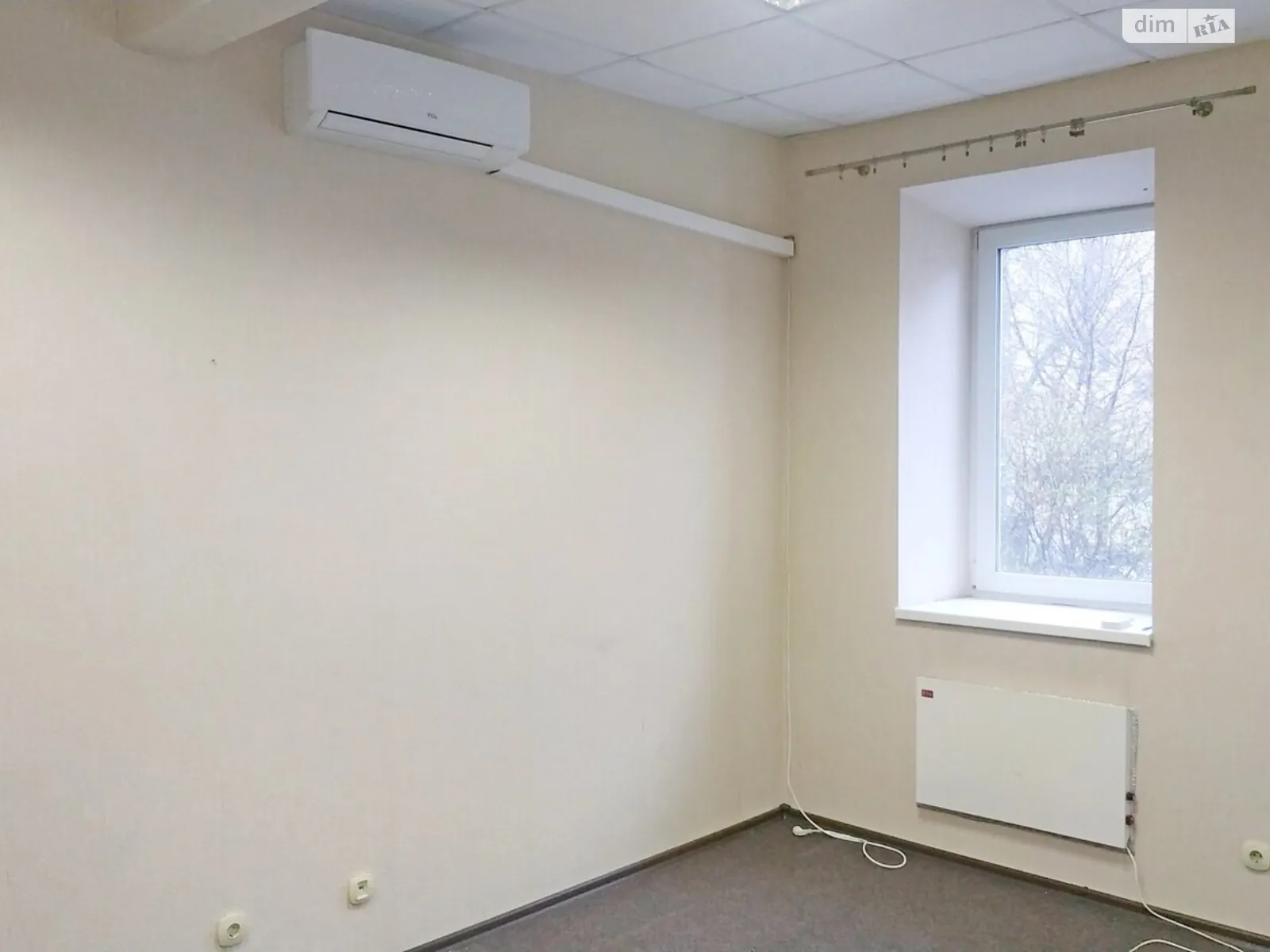 Сдается в аренду помещения свободного назначения 27.25 кв. м в 4-этажном здании, цена: 15615 грн - фото 1