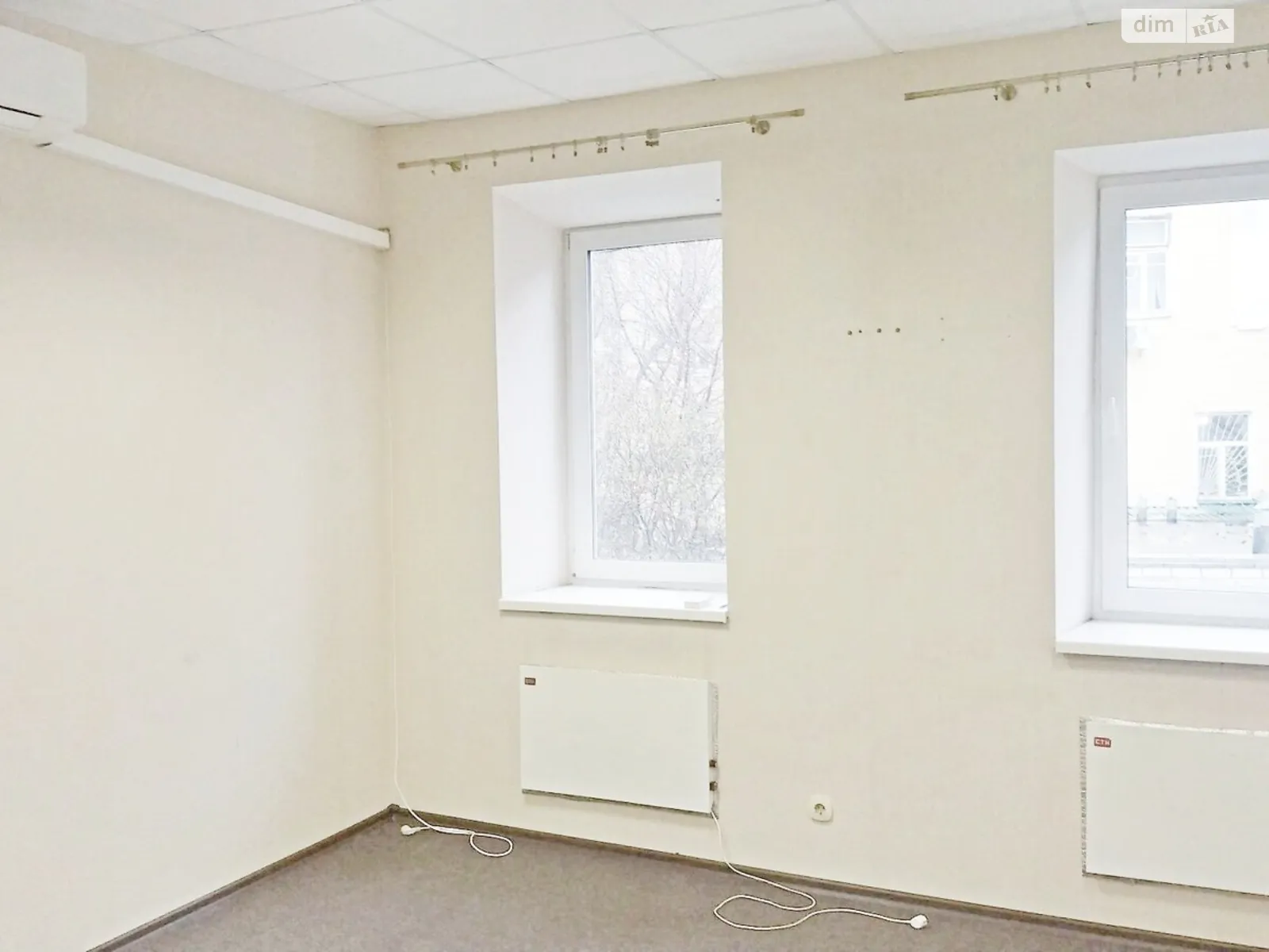 Сдается в аренду помещения свободного назначения 27.25 кв. м в 4-этажном здании, цена: 15635 грн - фото 1