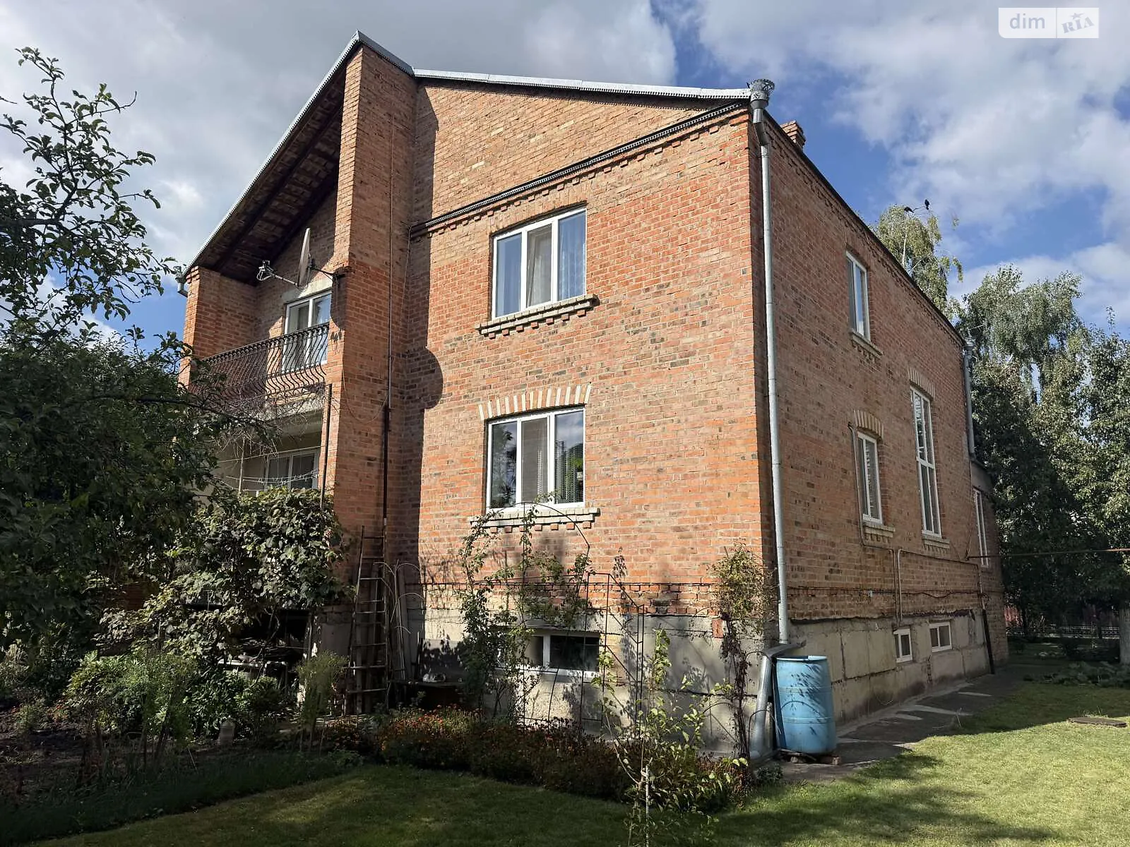 Продается дом на 3 этажа 280 кв. м с гаражом, цена: 185000 $ - фото 1