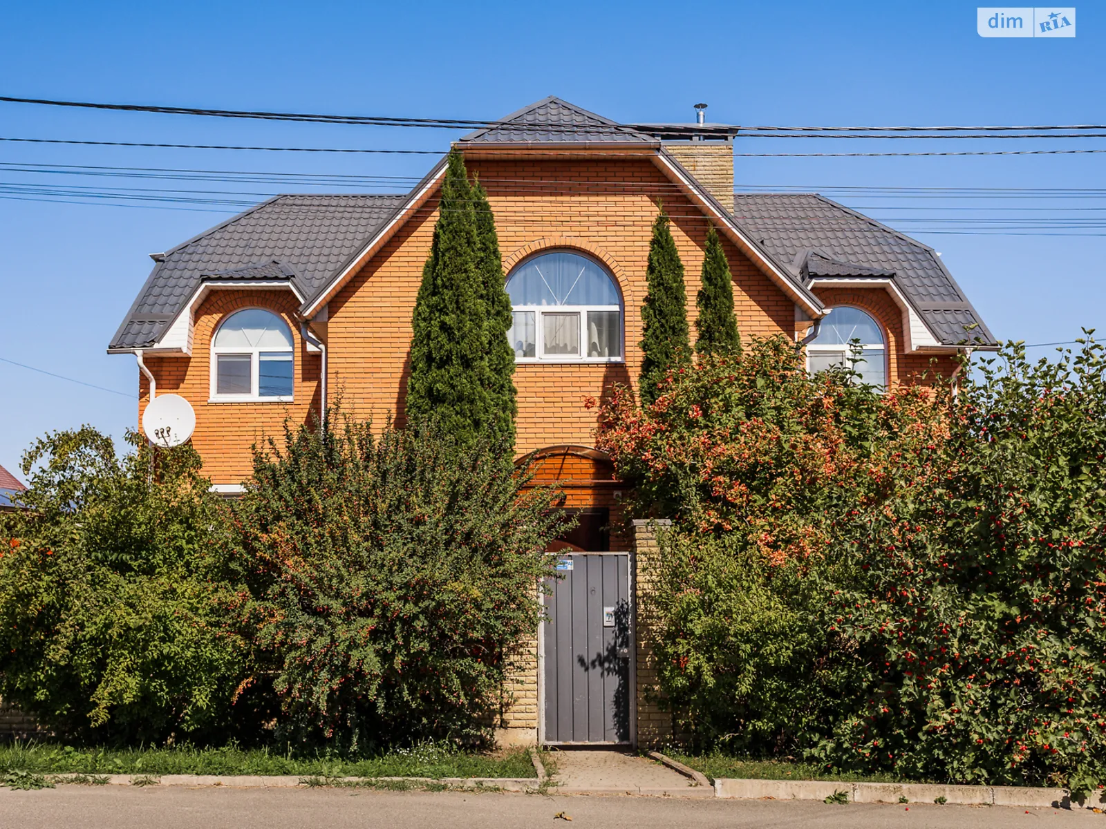 Продается дом на 2 этажа 233 кв. м с гаражом, цена: 395000 $ - фото 1