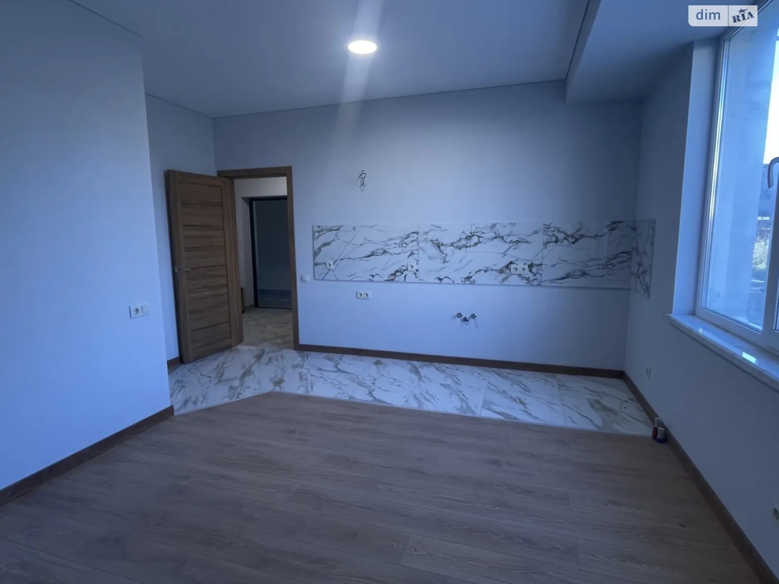 Продается 1-комнатная квартира 42.8 кв. м в Ужгороде, ул. Сергея Мартина(Парижской Коммуны), 4 - фото 1