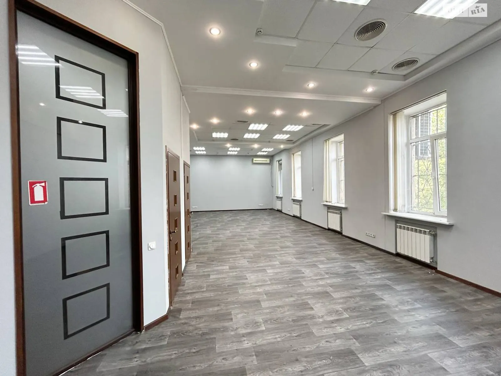 Сдается в аренду офис 224 кв. м в бизнес-центре, цена: 67200 грн - фото 1