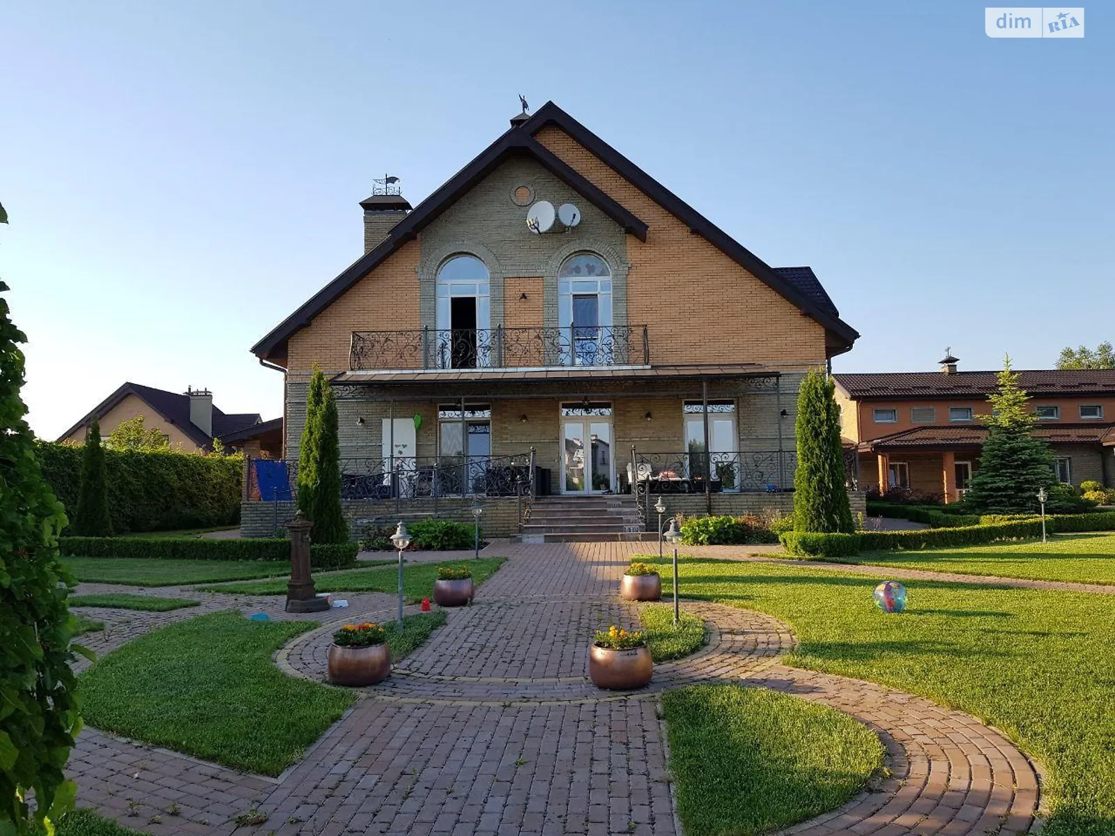 Продается дом на 2 этажа 700 кв. м с баней/сауной, цена: 749000 € - фото 1