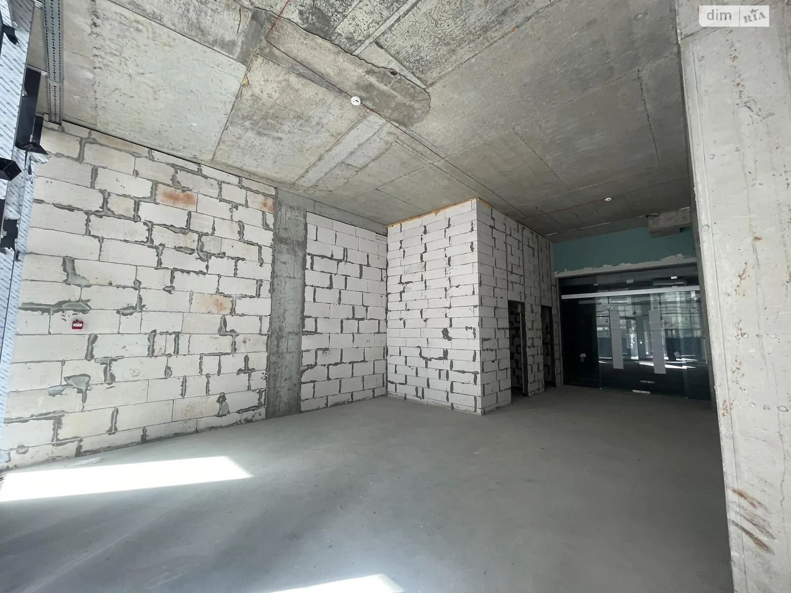 Сдается в аренду офис 57 кв. м в бизнес-центре, цена: 650 $ - фото 1