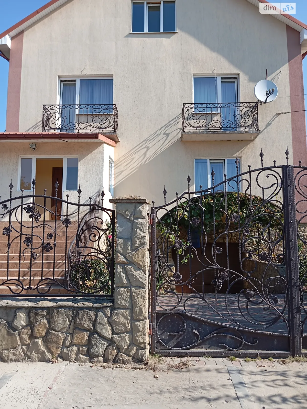 Продается дом на 3 этажа 317 кв. м с бассейном, цена: 206000 $ - фото 1