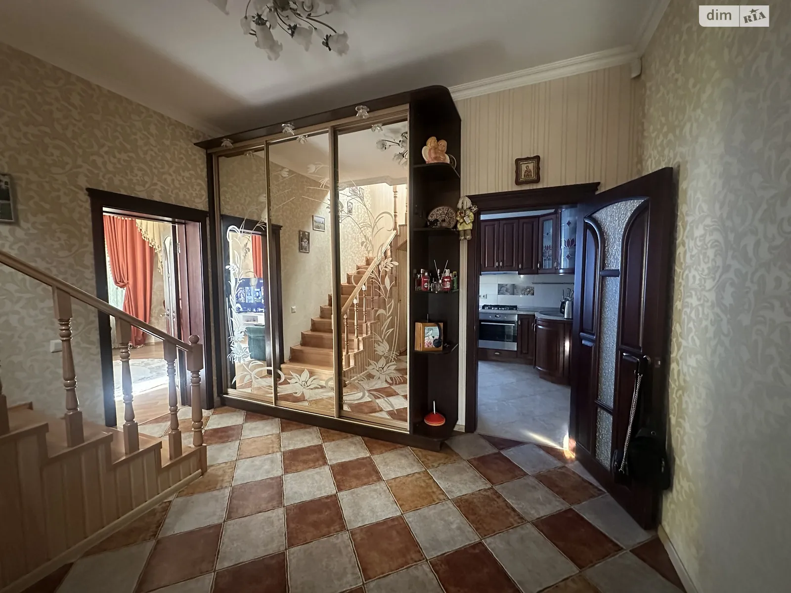 Продается дом на 2 этажа 180 кв. м с верандой, цена: 240000 $ - фото 1