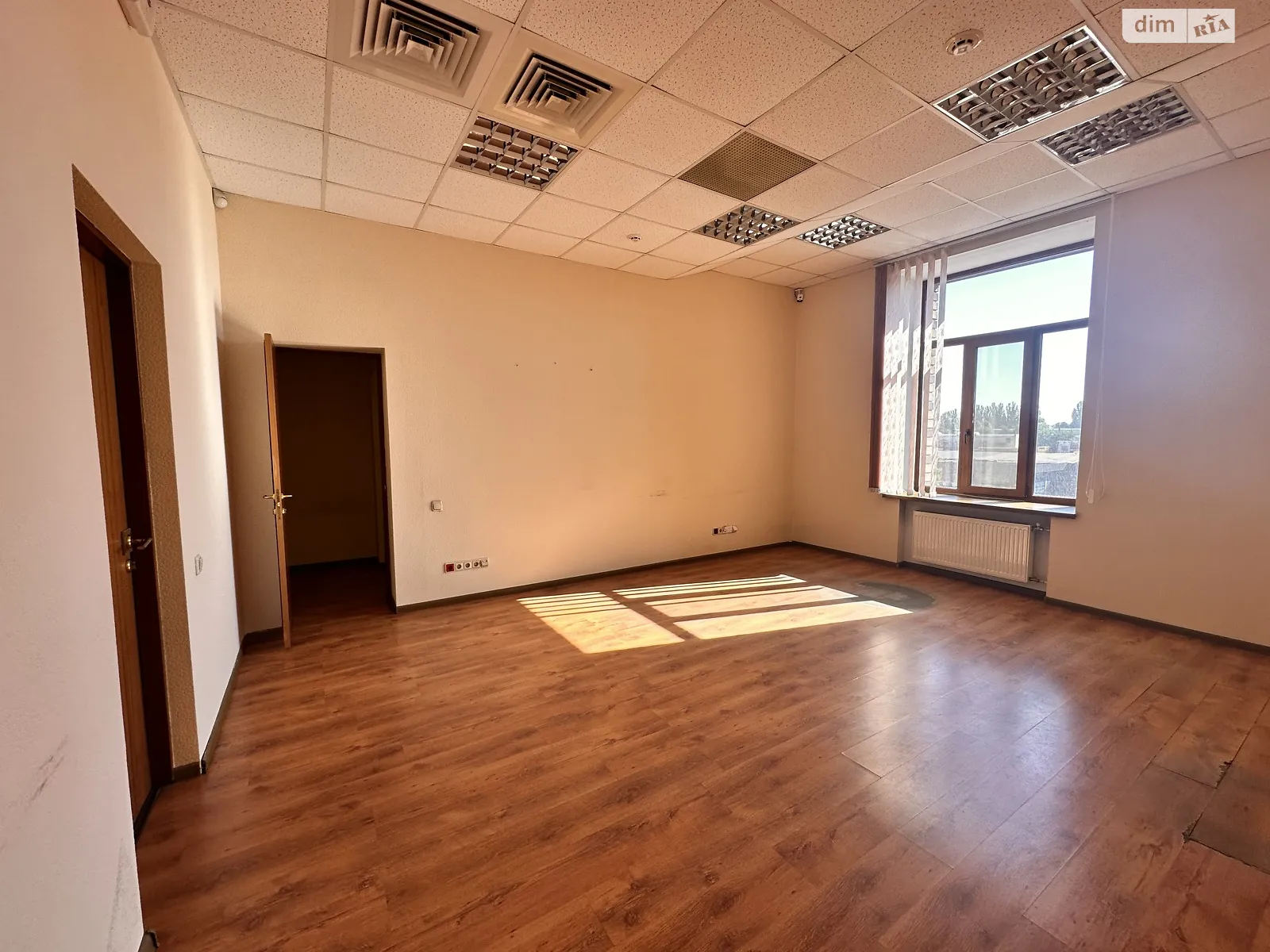 Сдается в аренду офис 37 кв. м в бизнес-центре, цена: 7400 грн - фото 1