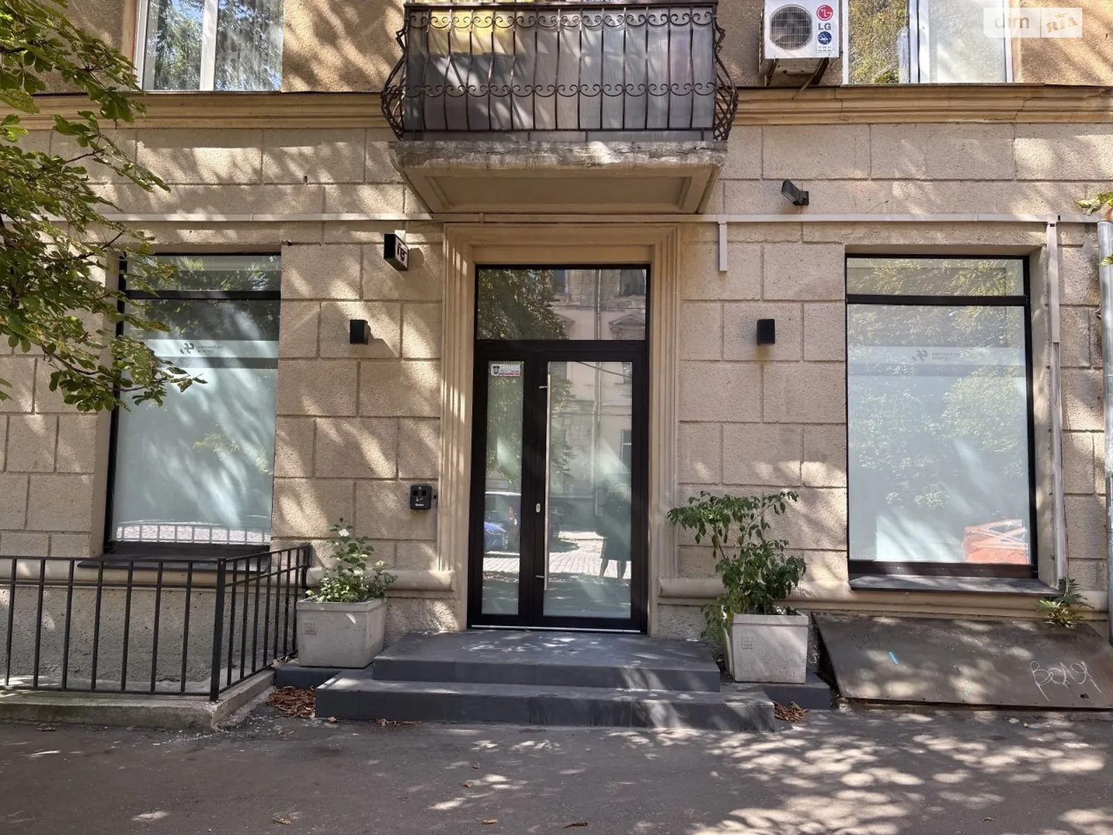 Сдается в аренду офис 92 кв. м в бизнес-центре, цена: 1000 $ - фото 1