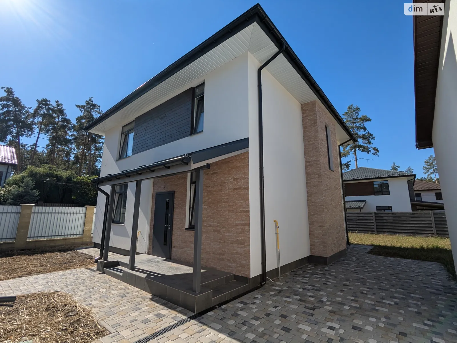 Продается дом на 2 этажа 142 кв. м с гаражом, цена: 150000 $ - фото 1