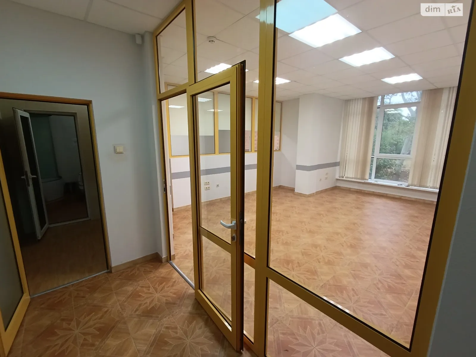 Сдается в аренду офис 54.7 кв. м в бизнес-центре, цена: 11000 грн - фото 1
