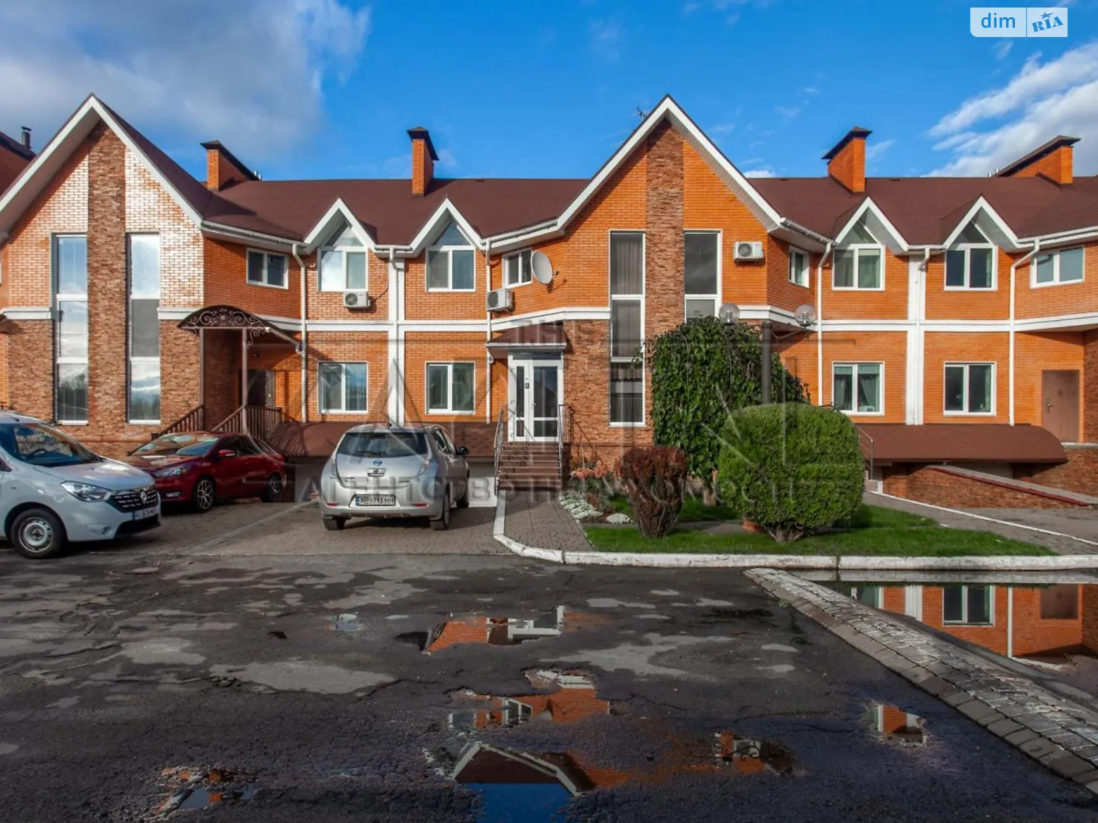 Сдается в аренду дом на 3 этажа 214 кв. м с садом, цена: 1500 $ - фото 1