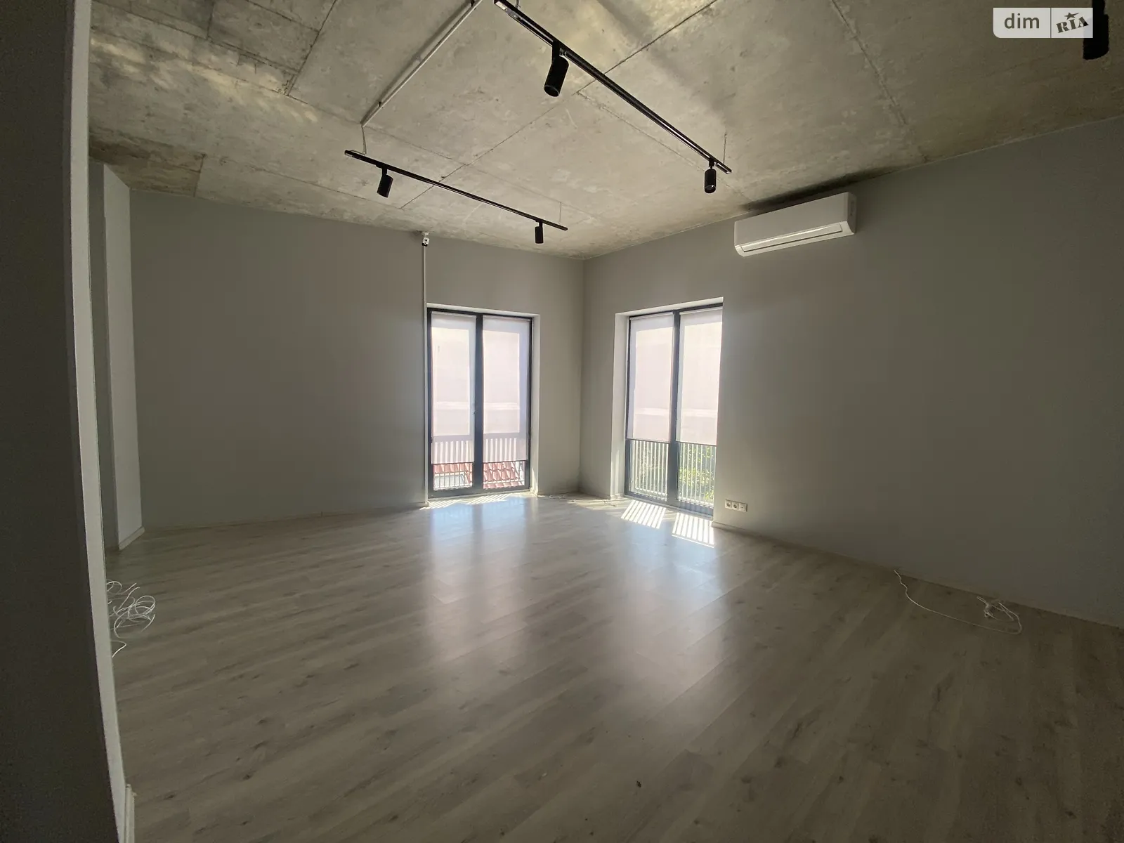Сдается в аренду офис 27 кв. м в бизнес-центре, цена: 300 $ - фото 1