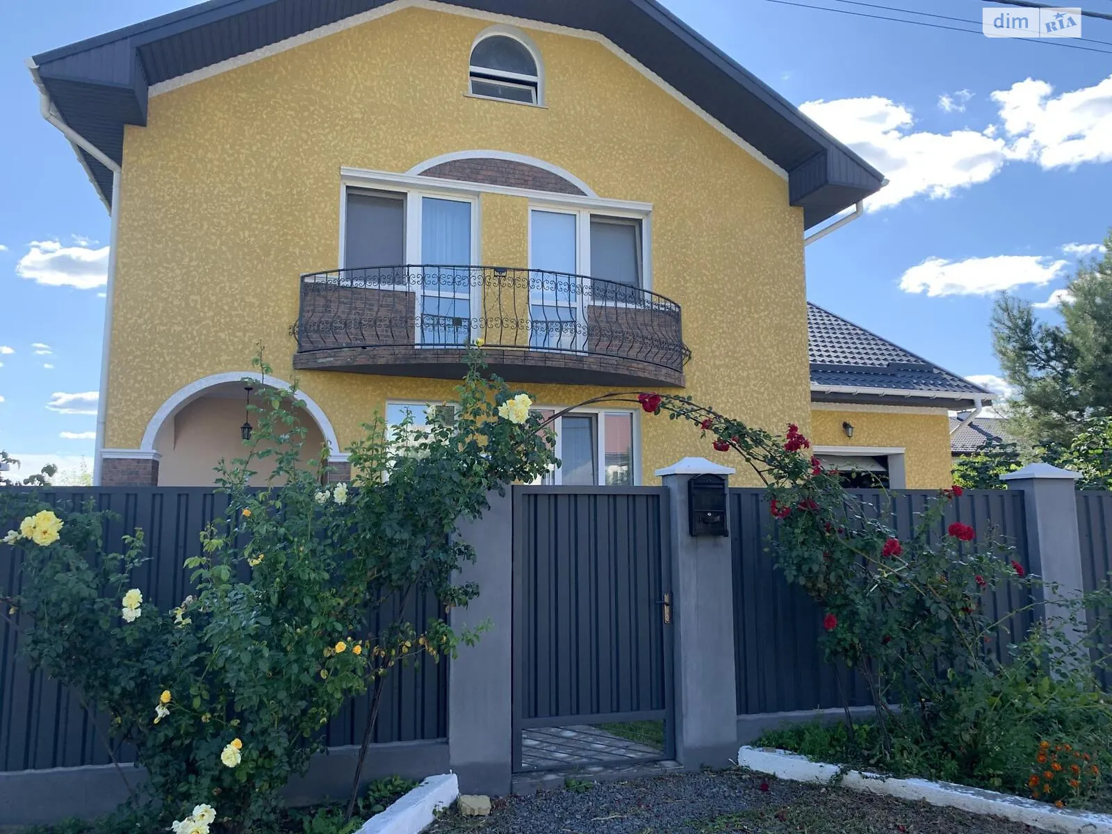 Продается дом на 2 этажа 209 кв. м с камином, цена: 200000 $ - фото 1