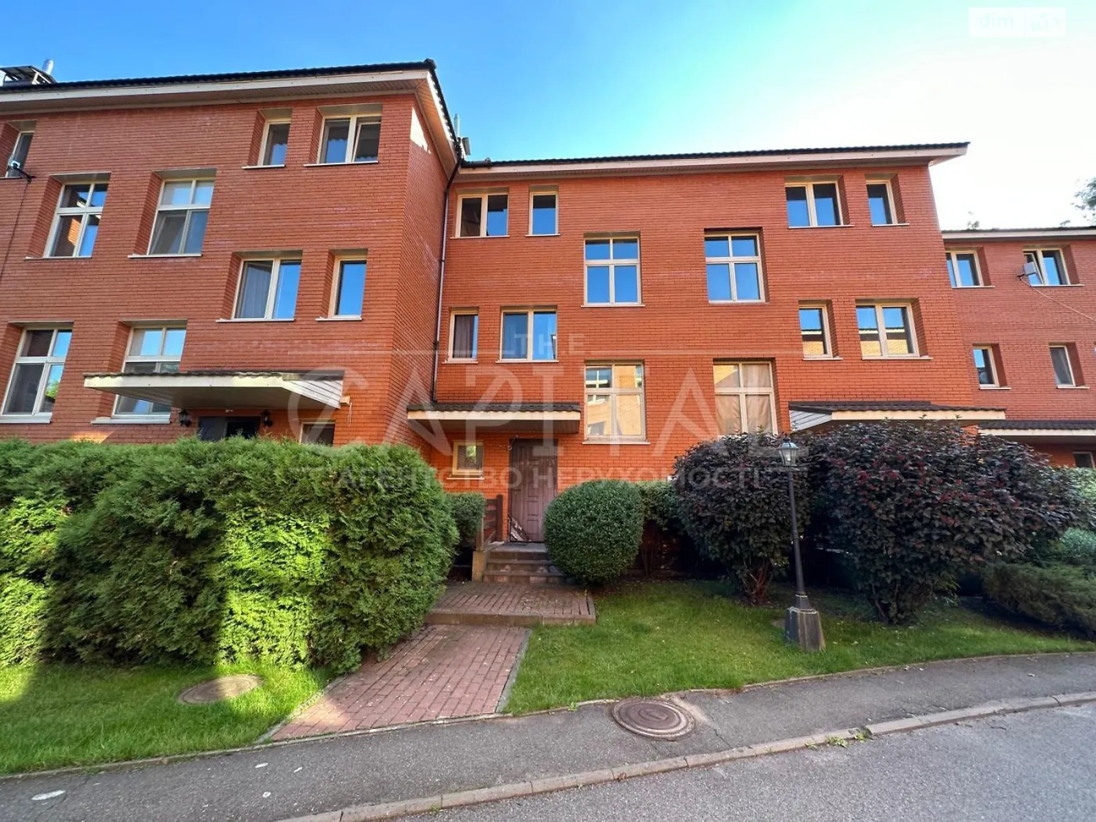 Продается дом на 3 этажа 181.3 кв. м с гаражом, цена: 258000 $ - фото 1