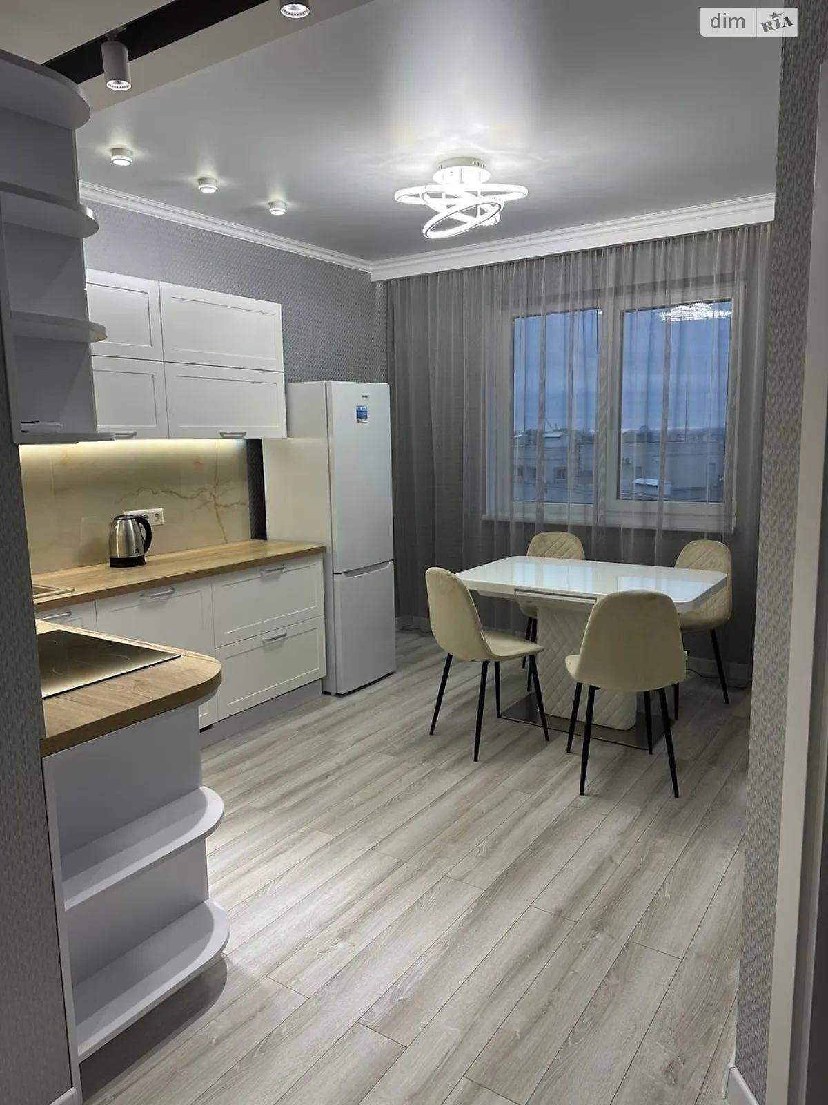 Продается 1-комнатная квартира 45 кв. м в Одессе, ул. Академика Сахарова, 3 - фото 1