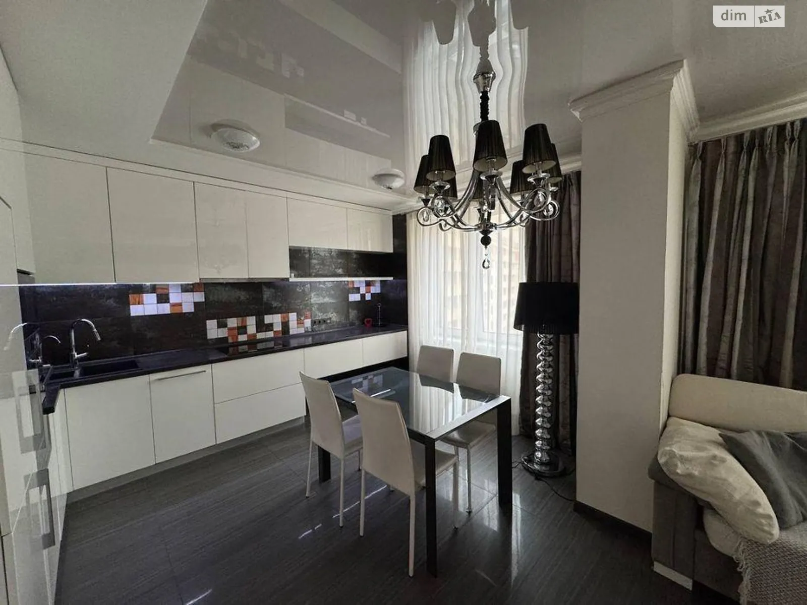 Продается 2-комнатная квартира 84 кв. м в Киеве, ул. Дмитриевская, 75 - фото 1