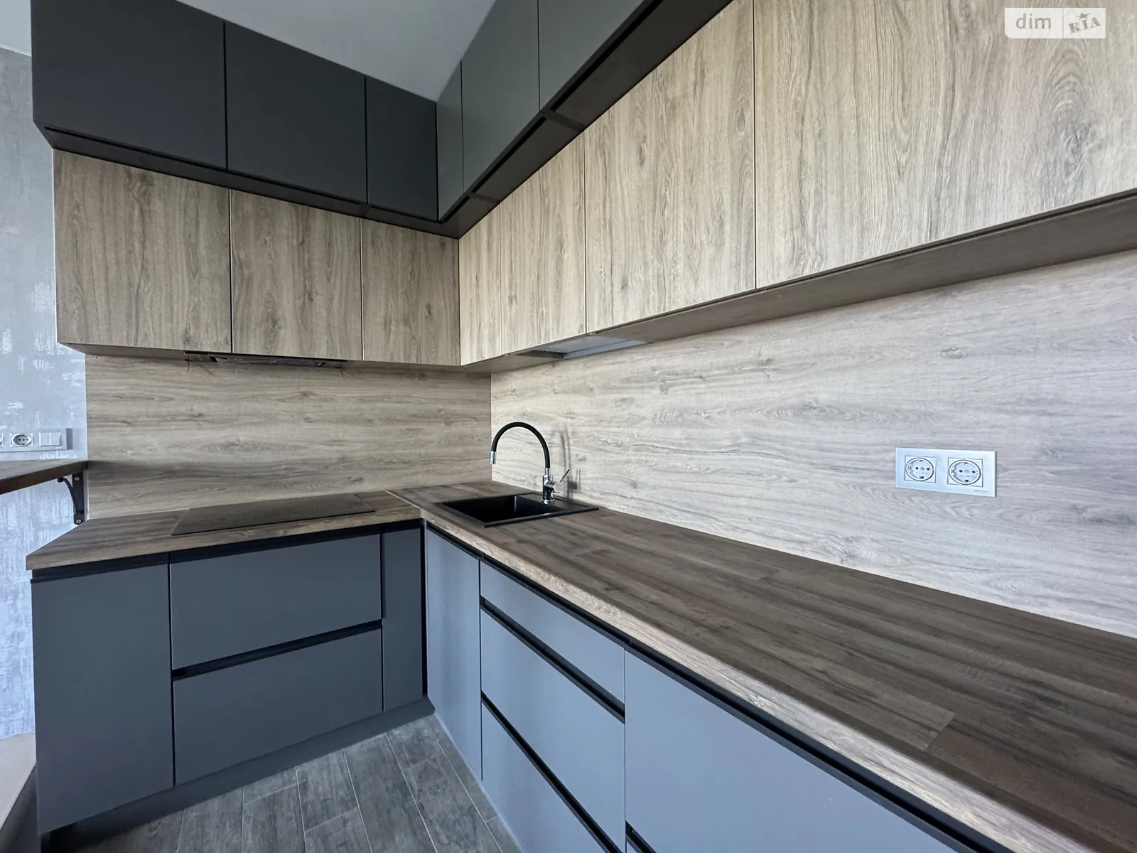 Продается 1-комнатная квартира 52 кв. м в Днепре, ул. Луговская, 248 - фото 1