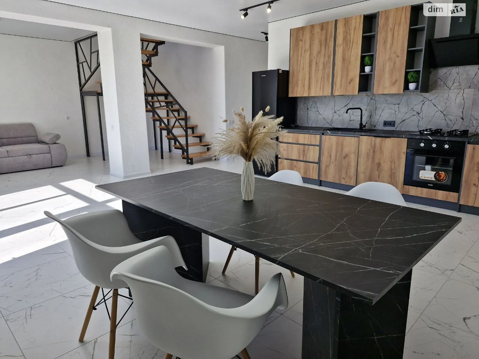 Продается дом на 2 этажа 220 кв. м с бассейном, цена: 180000 $ - фото 1