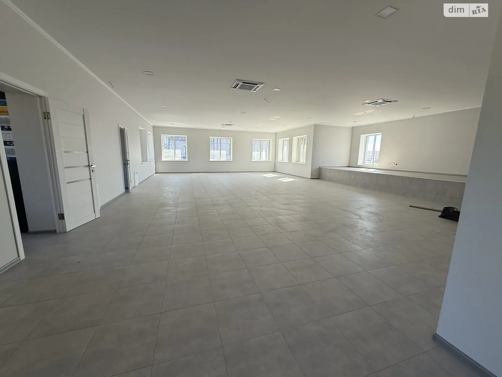 Сдается в аренду офис 160 кв. м в бизнес-центре, цена: 32000 грн - фото 1