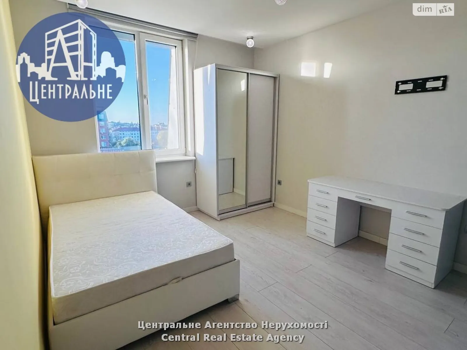 Продается 4-комнатная квартира 162 кв. м в Черновцах, ул. Черноморская, 4А - фото 1